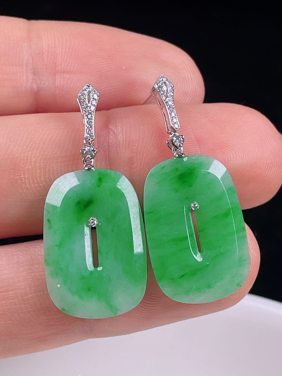 ️阳绿耳坠，老种起光，细底通透，尺寸：裸石20/13.8/3mm0716