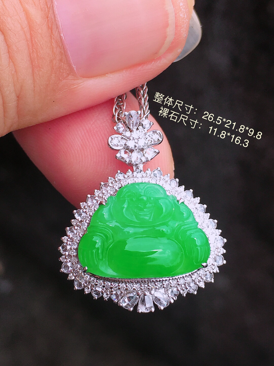 阳绿佛公吊坠，色泽均匀艳丽，玉质细腻，荧光感超
强，饱满圆润，简单大方，尽显优雅气质，18k
金豪华镶嵌