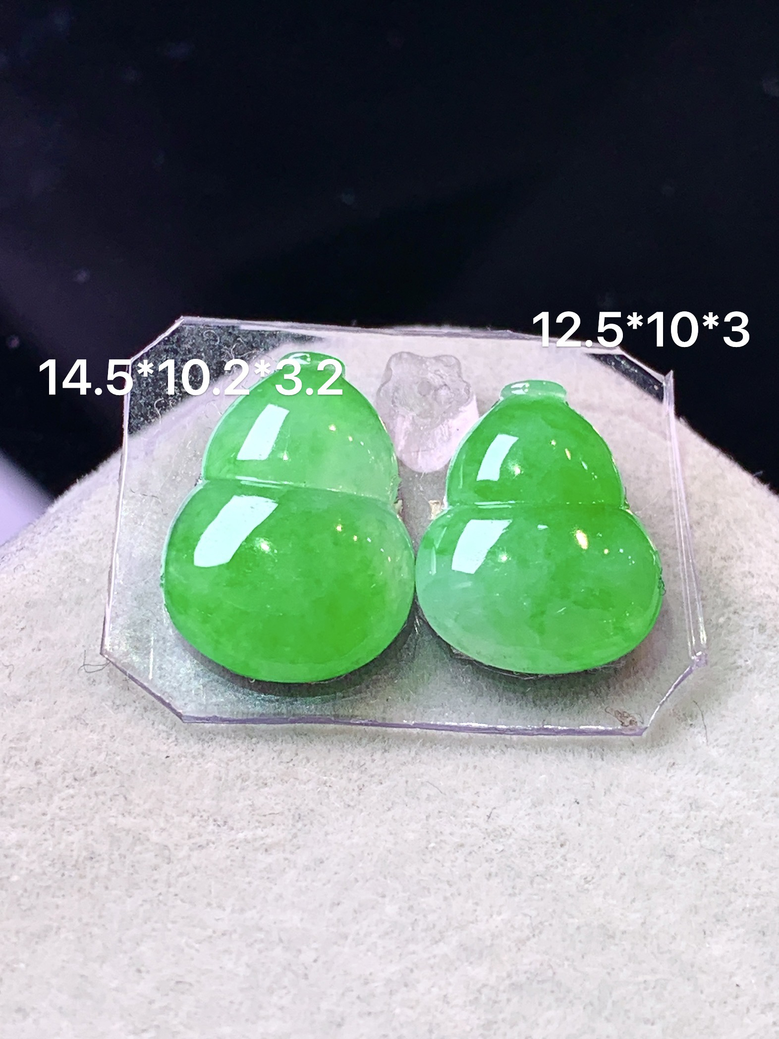 镶嵌款 阳绿葫芦一对 玉质细腻 色泽艳丽清新 整体尺寸12.5*10*3 j3