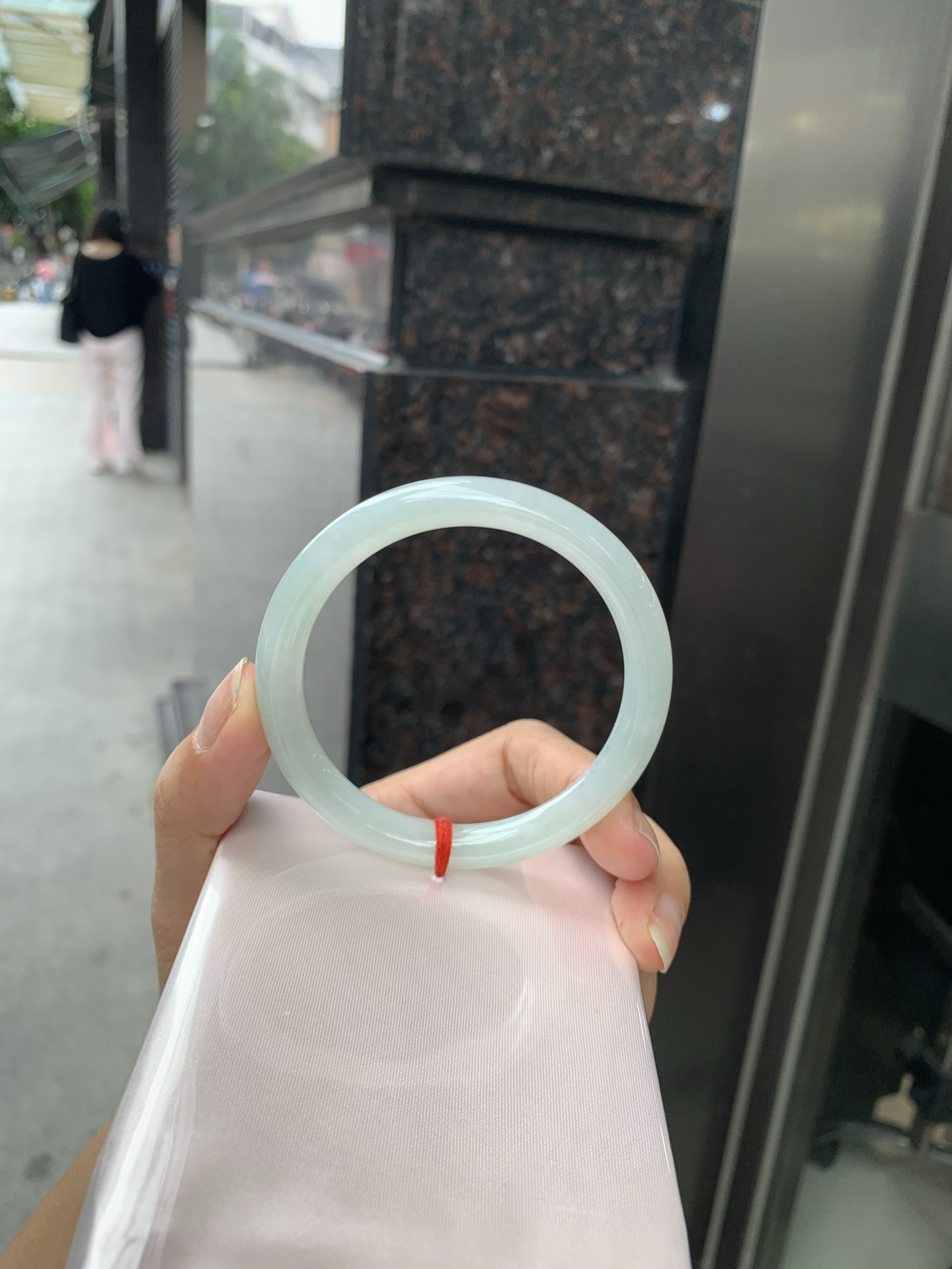 浅绿底圆条 56.8-7.5-7.4 0717-N1167 打灯细纹，不影响，底妆水润，满圈浅绿底色均匀分布，像初春嫩芽落入清泉，均匀柔和，抬眼就是一片宁静感
