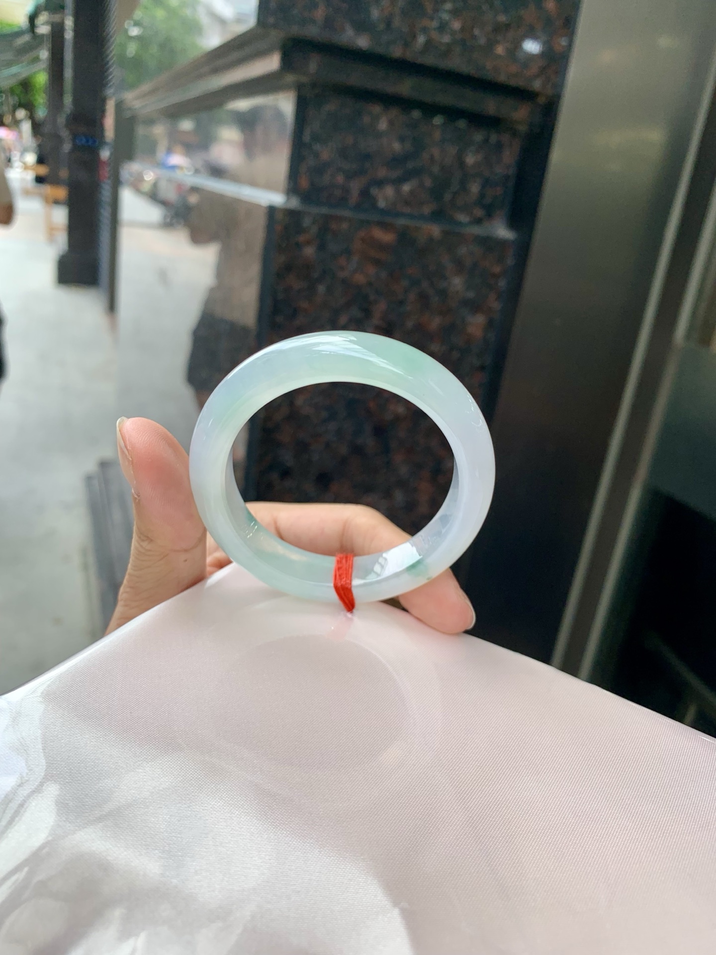 冰飘绿花正圈 51.2-7.9-11.4 0717-N1220 打灯棉线，底妆胶润细腻，简约却充满灵气，几抹绿花点缀，清新如芽，宛若自然的画卷凝结于腕间，静中带动，韵味悠长