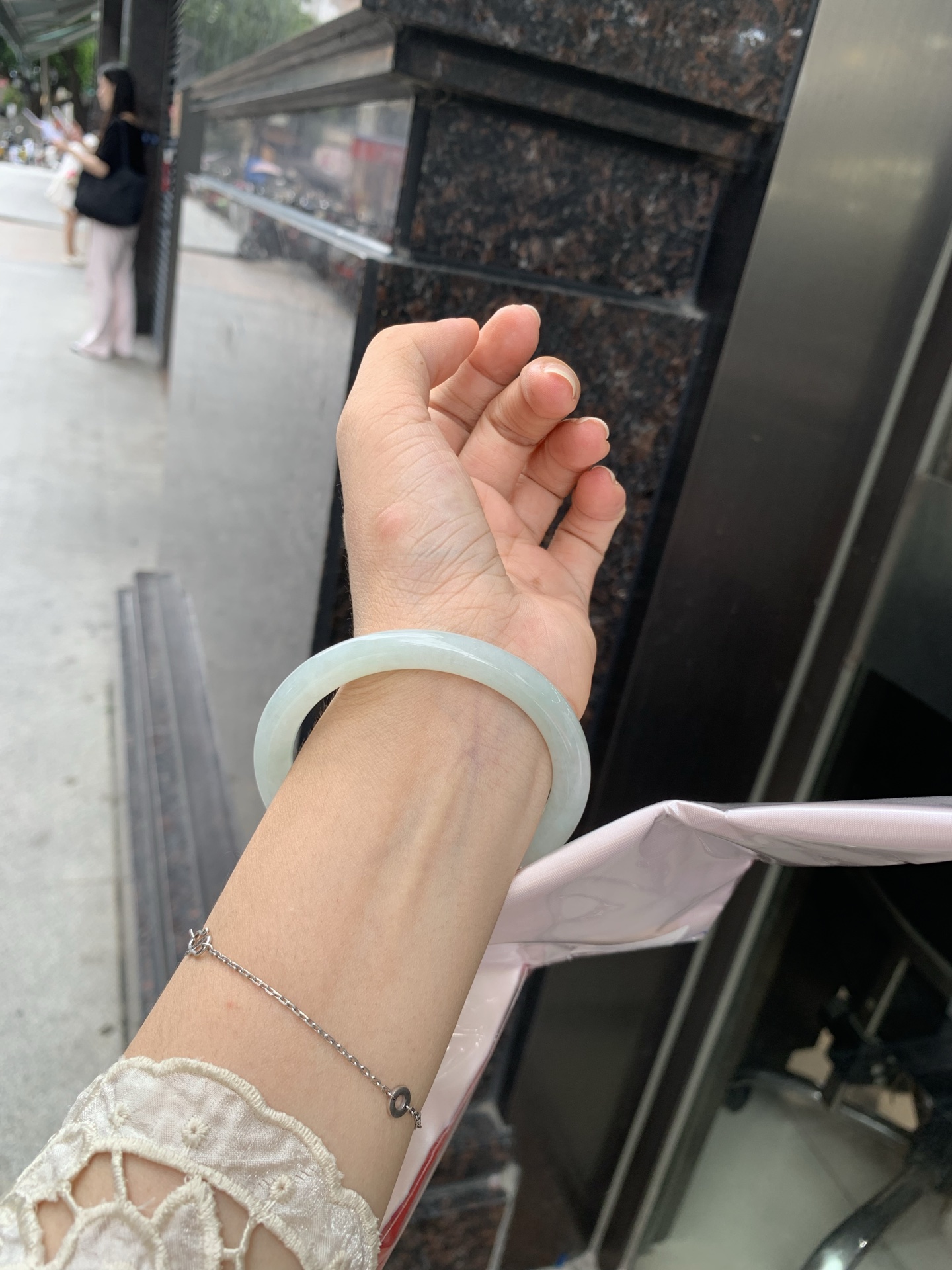 浅绿底圆条 56.8-7.5-7.4 0717-N1167 打灯细纹，不影响，底妆水润，满圈浅绿底色均匀分布，像初春嫩芽落入清泉，均匀柔和，抬眼就是一片宁静感