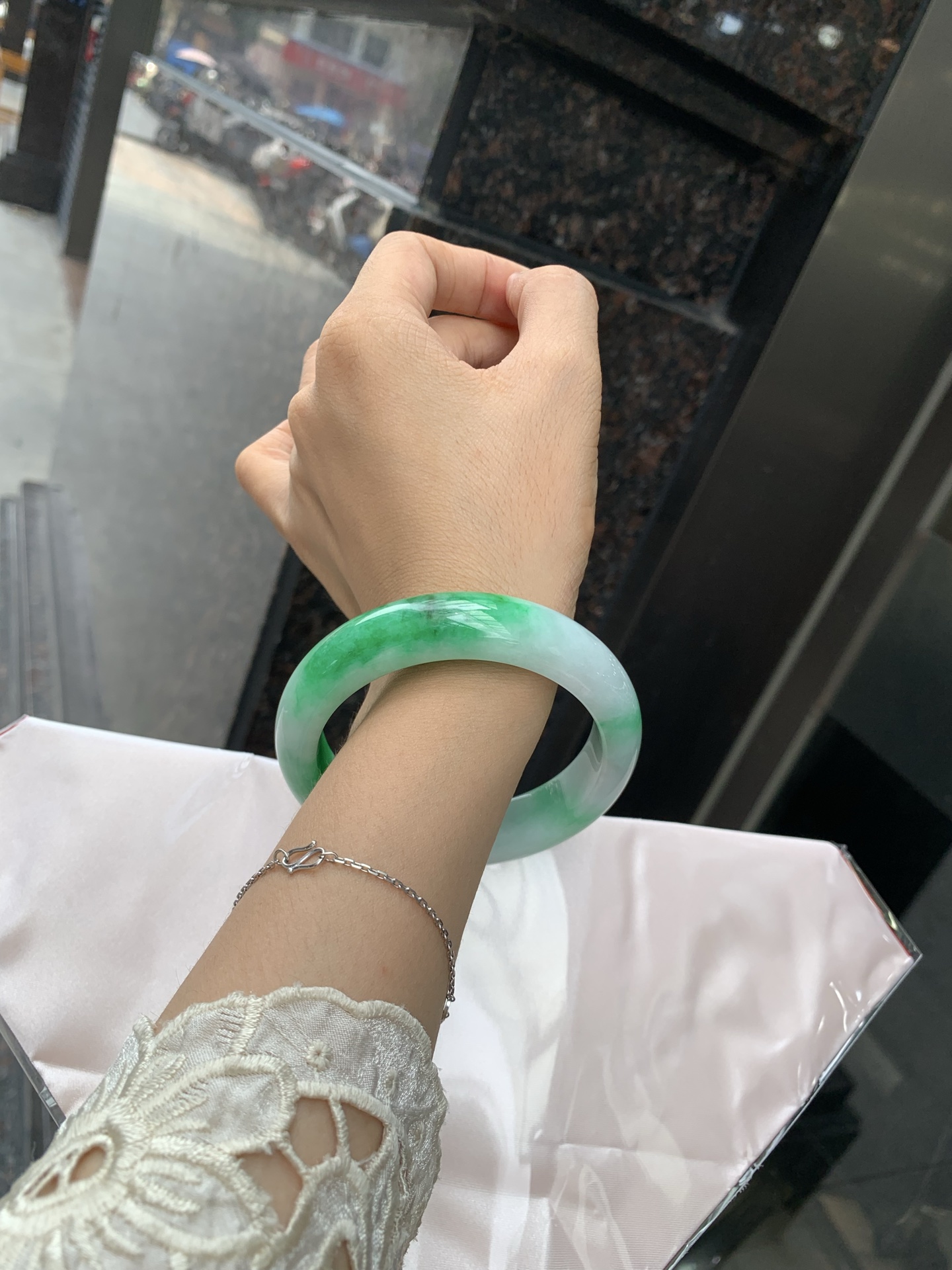白底青正圈 59-8.6-14.3 0717-4A166 打灯棉线，不明显，经典永不过时的白底青，白底细润干净，色阳种细，上手显白提气色，性比之选。