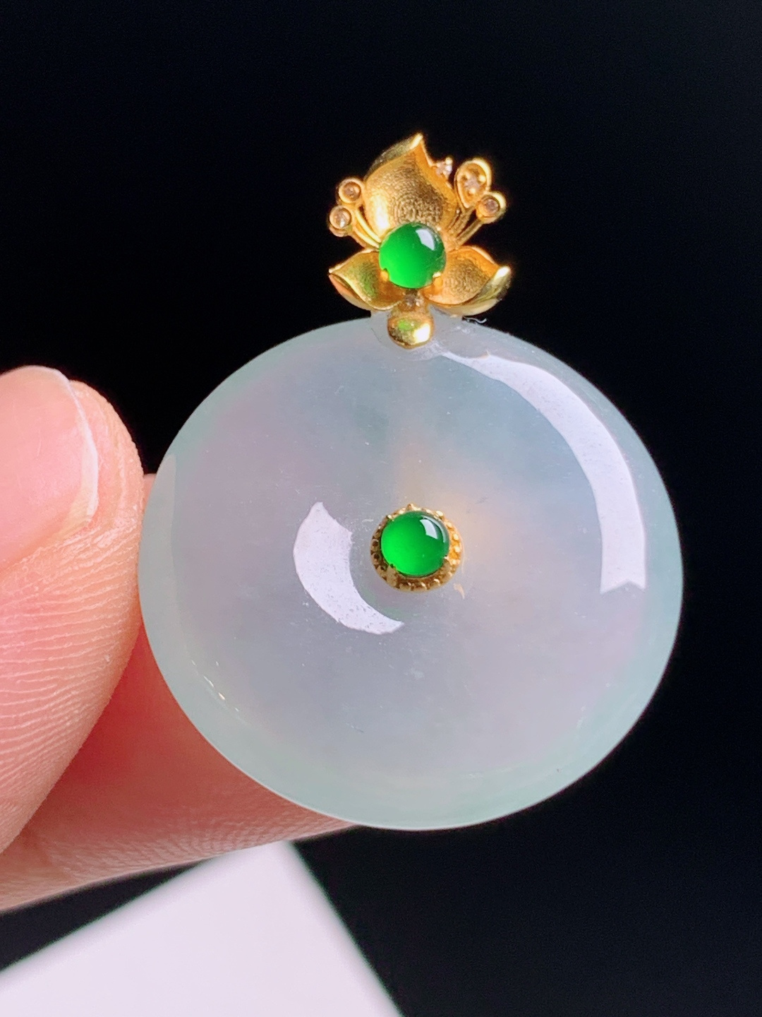 冰种平安扣吊坠，底子纯净胶感满满，金扣莲花设计精巧