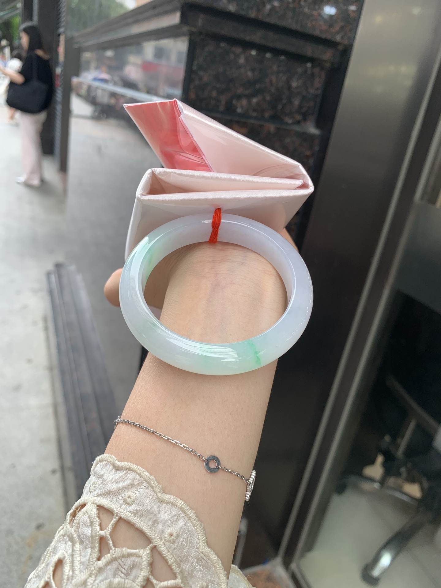 白底青正圈 56-8-11.6 0717-N1221 打灯细纹，不影响，底妆白净水润，阳绿花点缀，镯色生香，腕间之美，水润中透着灵气，仙气缭绕，温婉可人，举手投足间皆是美好