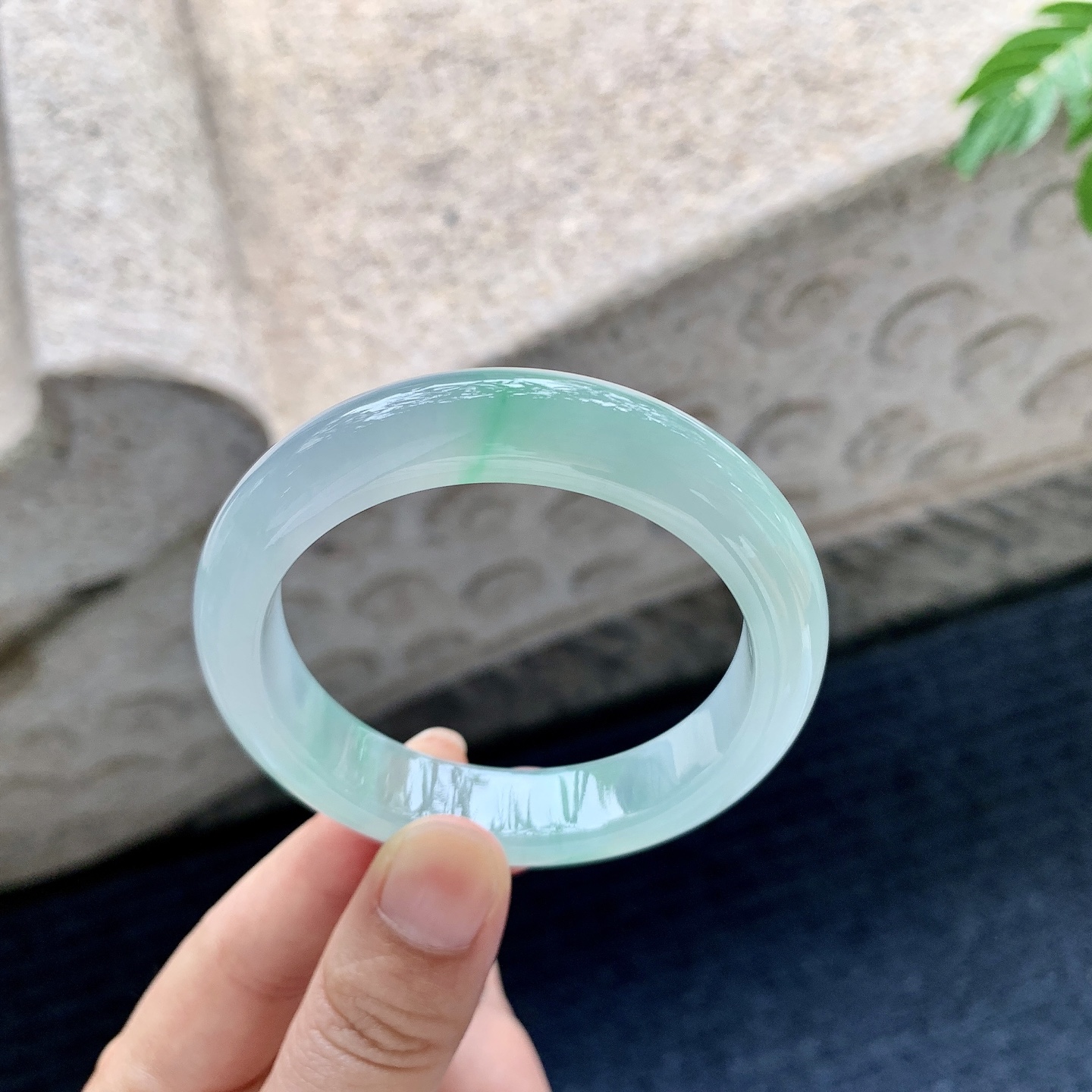 正圈50 51【圈口】51.5/11.8/8.5【编码】C5071841【描述】糯冰飘绿，水润，种老，细腻，打灯有棉线