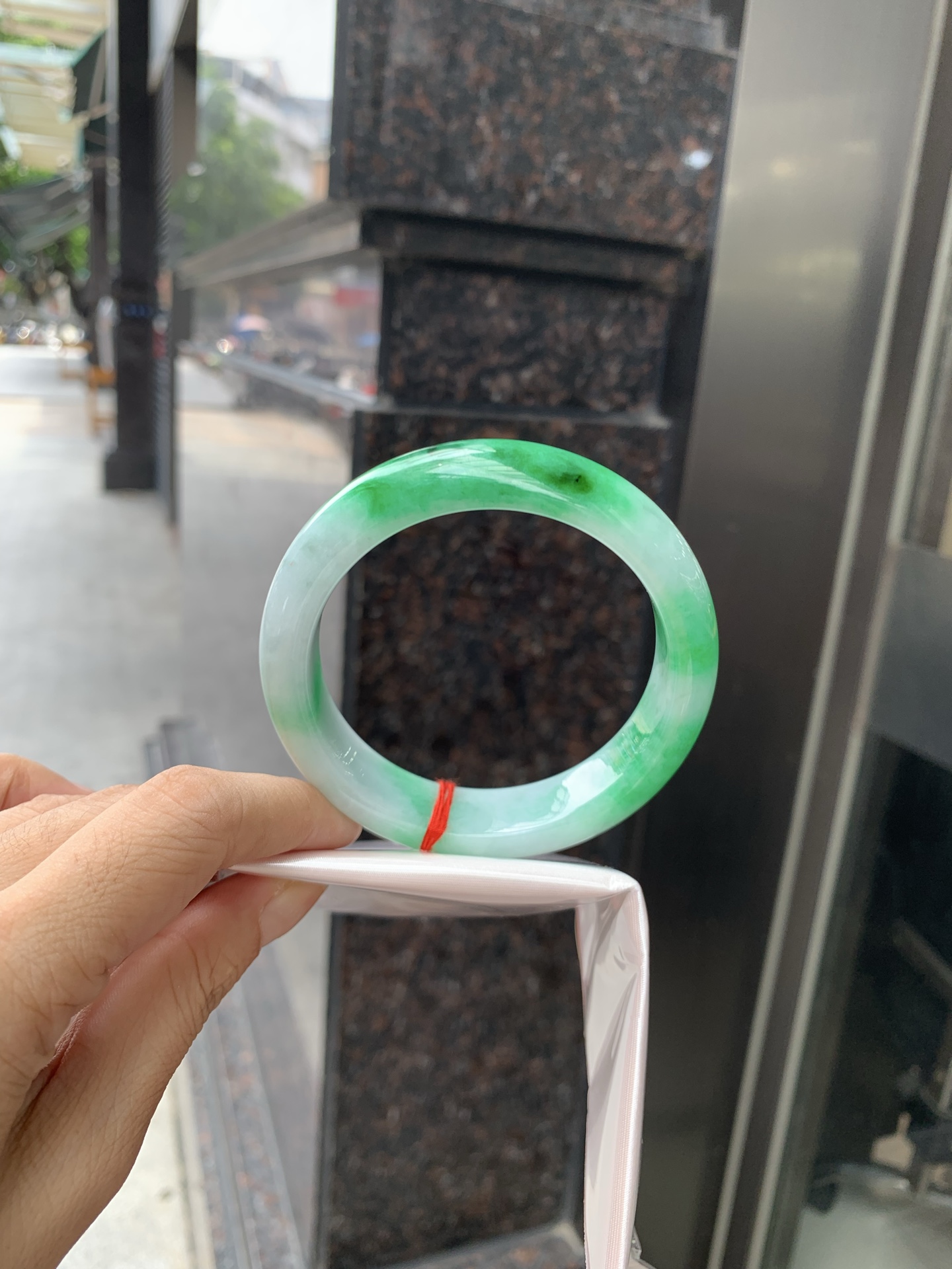 白底青正圈 59-8.6-14.3 0717-4A166 打灯棉线，不明显，经典永不过时的白底青，白底细润干净，色阳种细，上手显白提气色，性比之选。