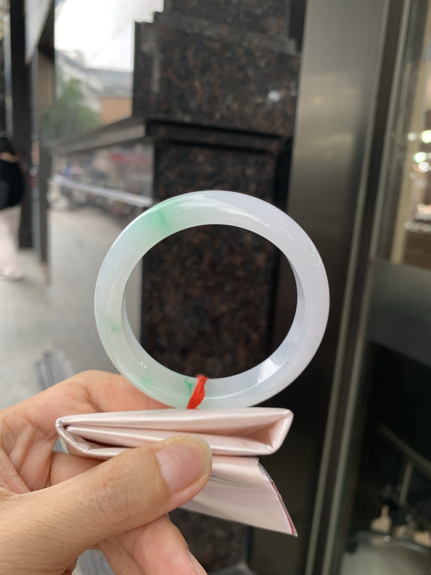 白底青正圈 56-8-11.6 0717-N1221 打灯细纹，不影响，底妆白净水润，阳绿花点缀，镯色生香，腕间之美，水润中透着灵气，仙气缭绕，温婉可人，举手投足间皆是美好