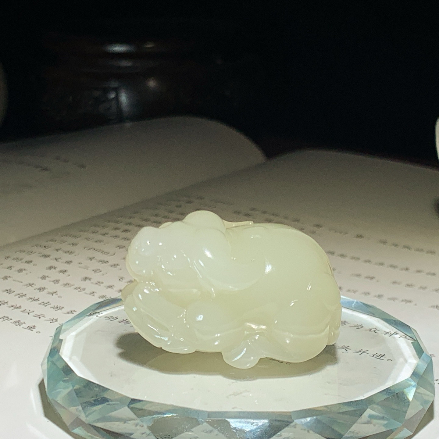 新疆和田玉扭转乾坤牛挂件 尺寸37/26/20重30.8克，玉质细腻油润 底色纯净 脂粉好，品质好！