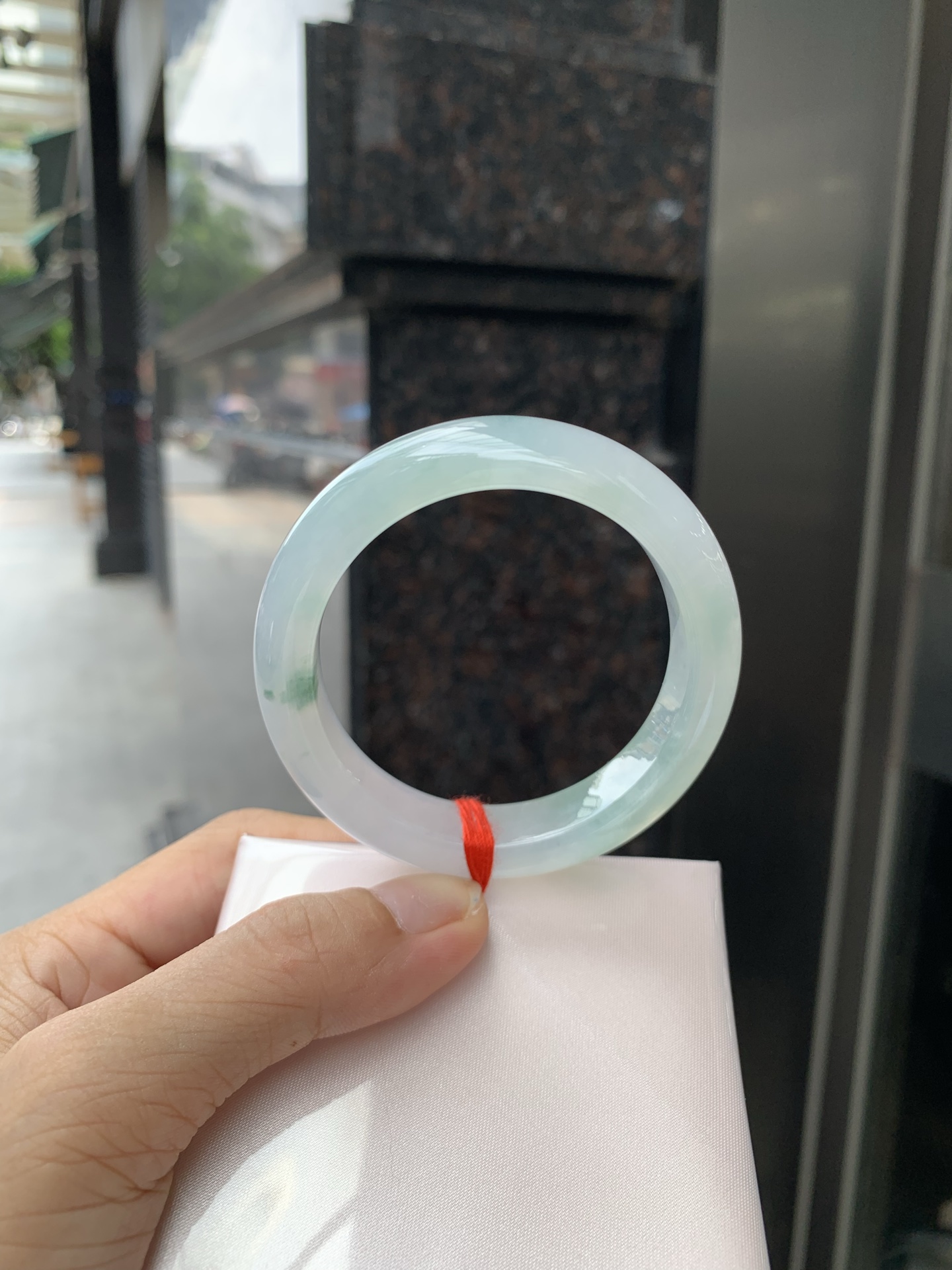 冰飘绿花正圈 51.2-7.9-11.4 0717-N1220 打灯棉线，底妆胶润细腻，简约却充满灵气，几抹绿花点缀，清新如芽，宛若自然的画卷凝结于腕间，静中带动，韵味悠长