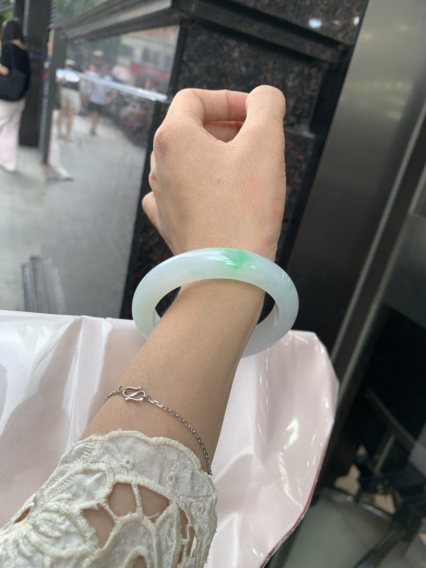 白底青正圈 54-8.4-11.7 0717-N1222 打灯细纹，不影响，底妆白净水润，阳绿花点缀，镯色生香，腕间之美，水润中透着灵气，仙气缭绕，温婉可人，举手投足间皆是美好