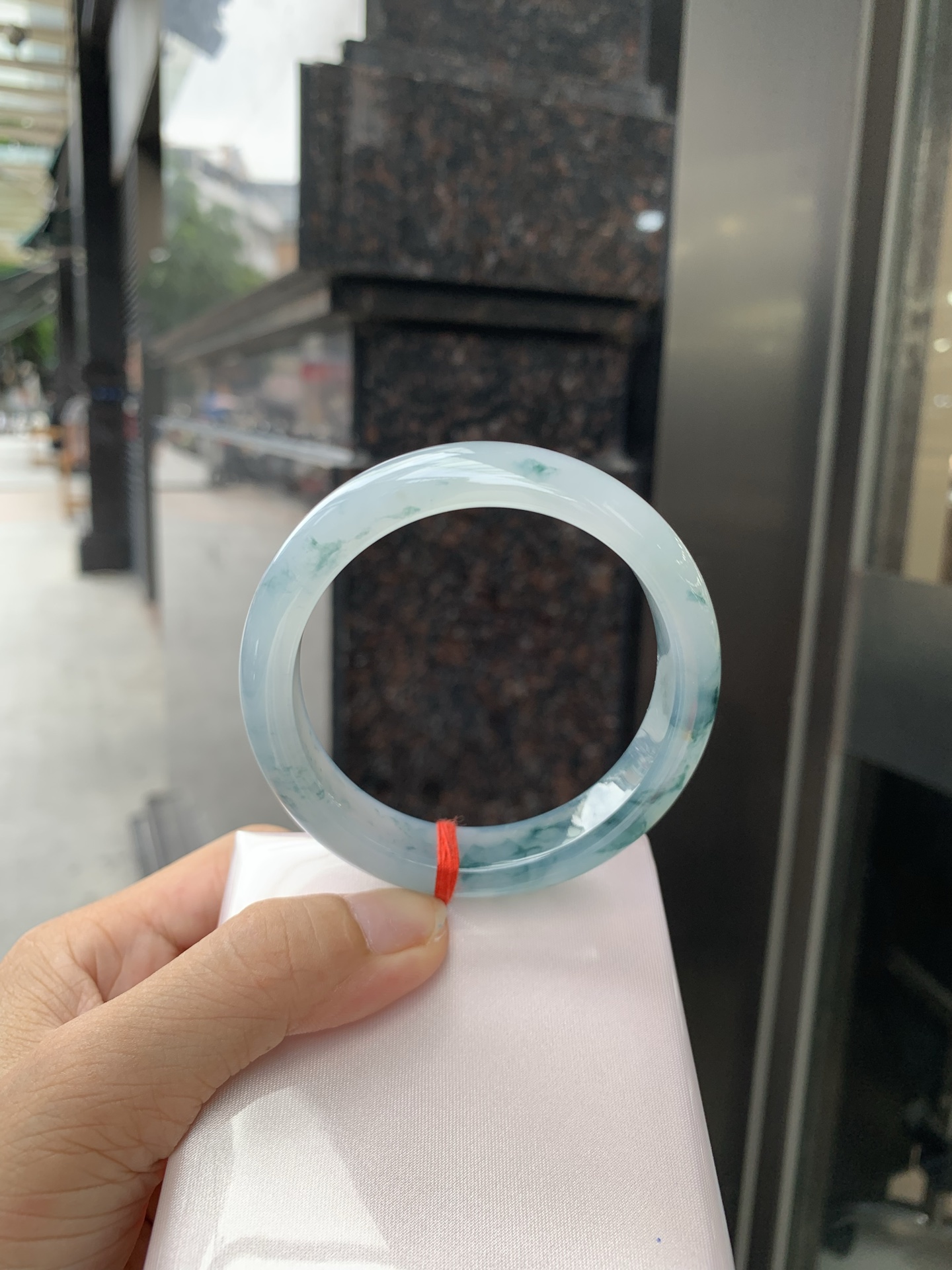 冰飘花正圈 56.8-7.8-12.8 0717-131w4 无裂，底妆胶润，冰底中开出了朵朵蓝花，飘花灵动飘逸，勾勒出一幅唯美诗意的山水意境画，古典优雅又秀气