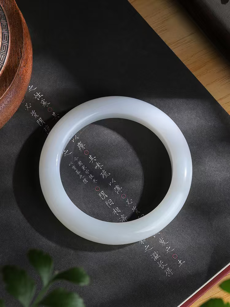 【柔情素语·手镯】

精品️和田玉白玉手镯，玉质细腻温润，手感舒适，️线条流畅，简约大气，美自天成，佩戴于腕间，婉约之美，举手投足间透出那份低调奢华，醉人心扉。重60.23克 内径圈口56.4mm  尺寸12.3-10mm