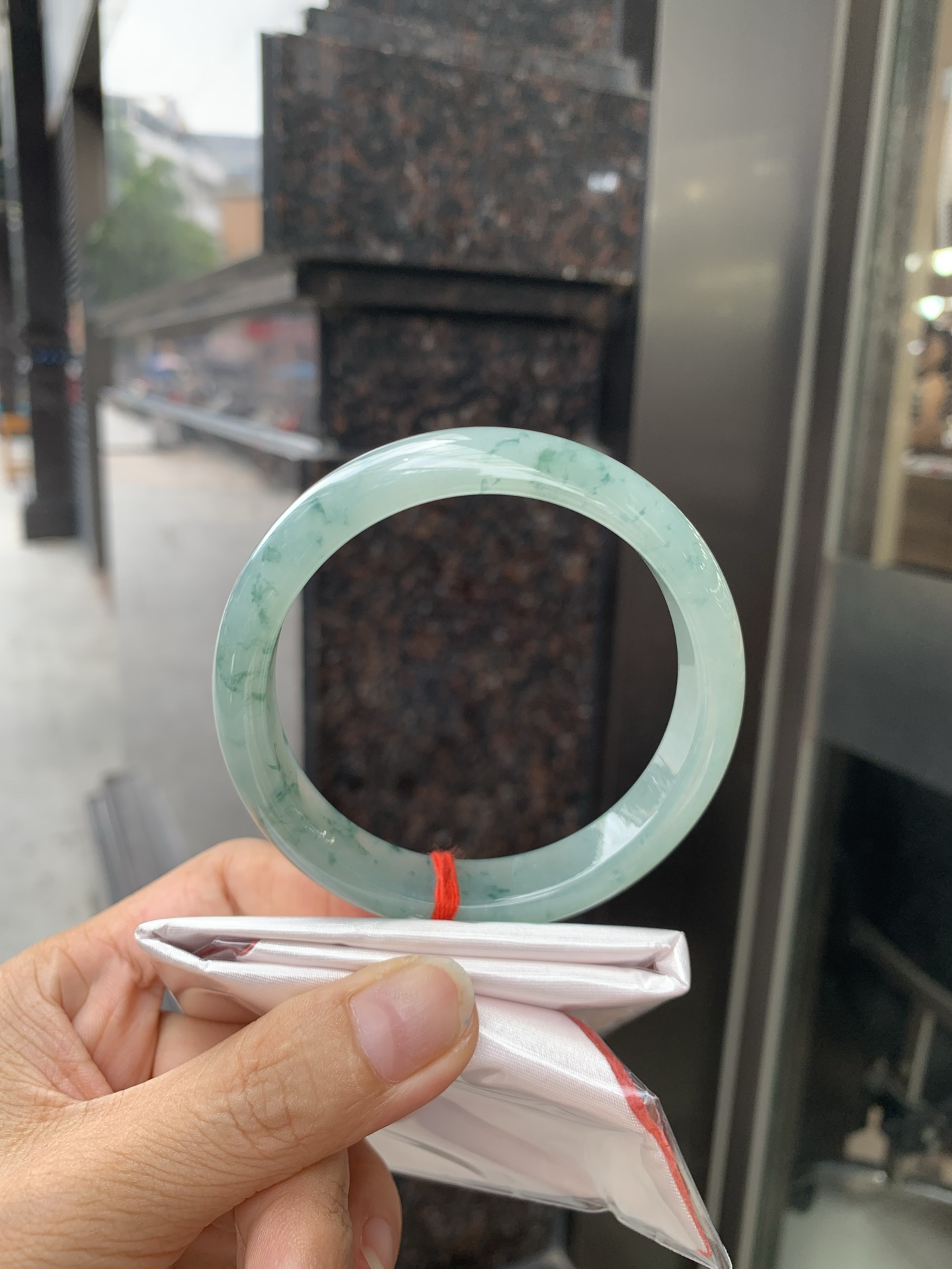 冰飘花正圈 59.8-7.3-12.7 0717-4A166 无裂，底妆胶润，冰底中开出了朵朵蓝花，飘花灵动飘逸，勾勒出一幅唯美诗意的山水意境画，古典优雅又秀气