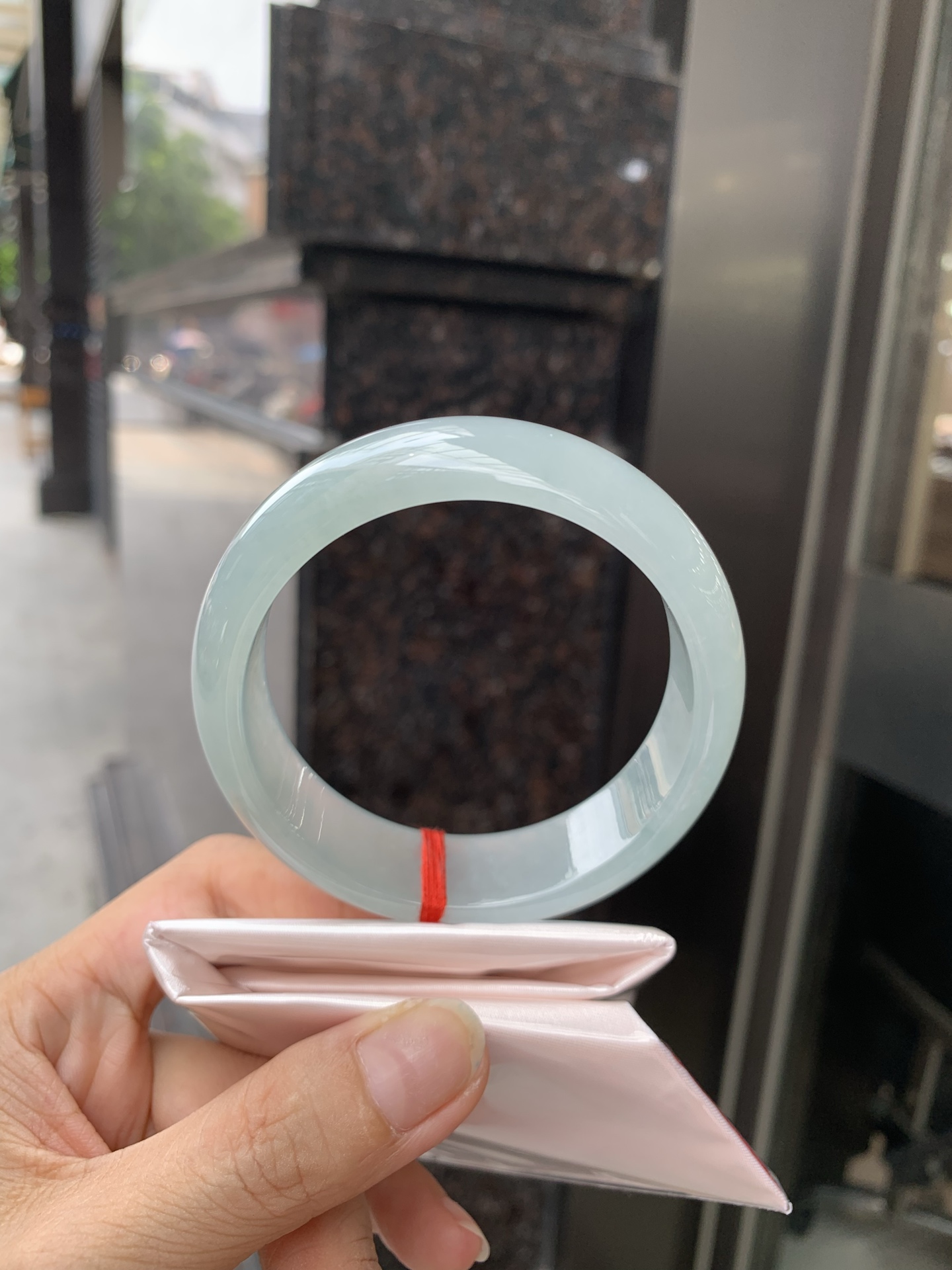 冰晴宽版正圈 59-7.5-17.5 0717-N1211 底妆冰透胶润细腻，清爽耐看的冰晴绿，底色均匀，夏季美好的冰凉感，时而绿时而蓝，随光线变化如梦如幻。