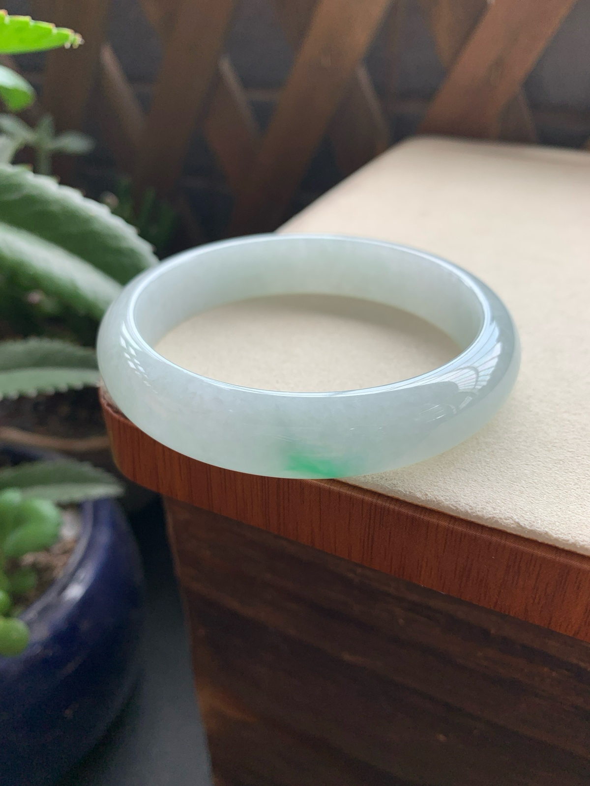58.5圈口飘绿正圈手镯