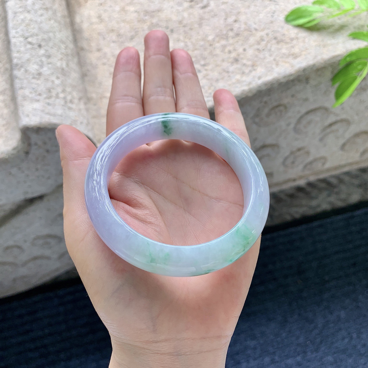 正圈58 59
【圈口】58/12.4/9.1
【描述】糯冰椿彩，水润，种老，细腻，无纹裂！