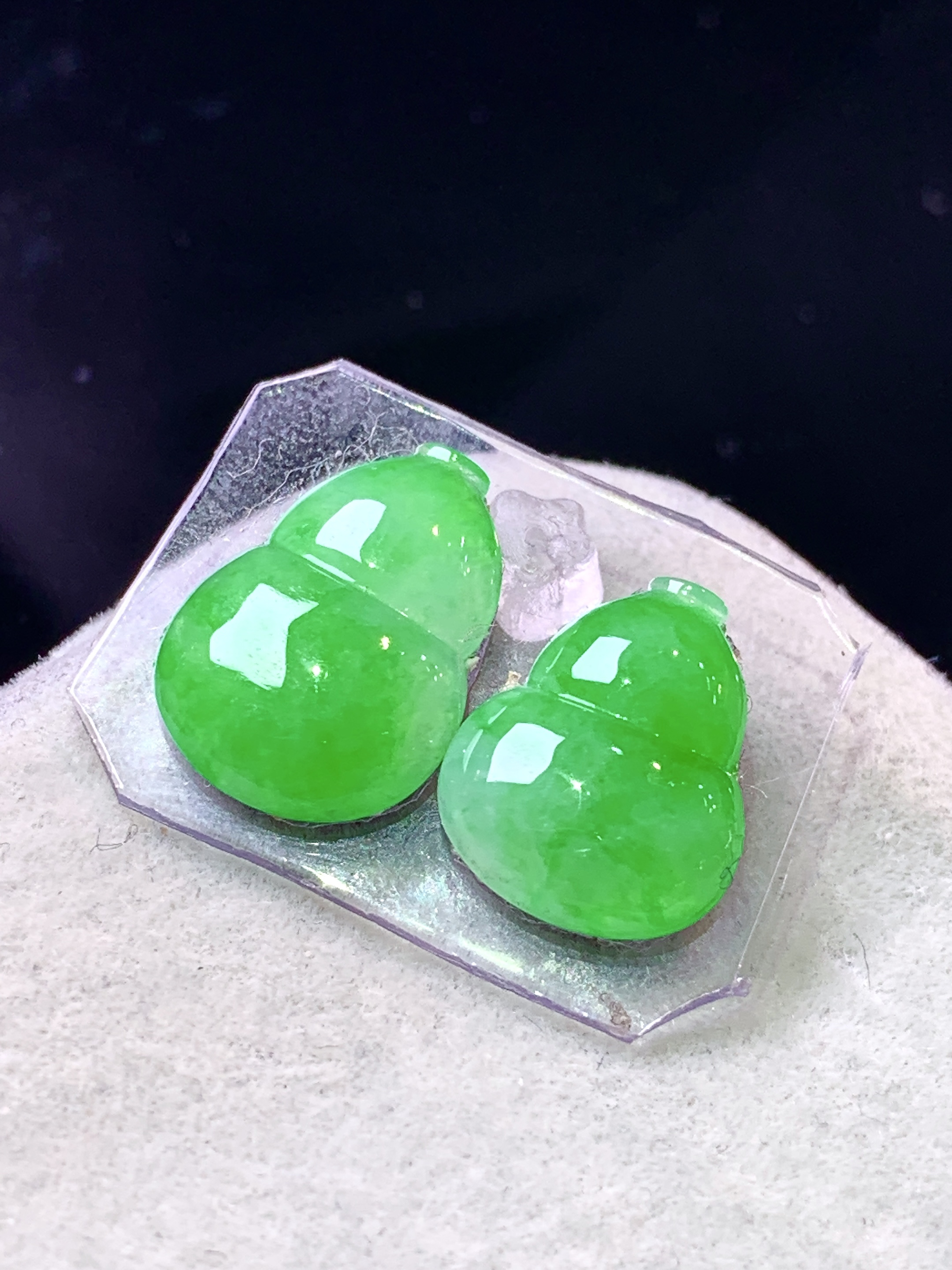 镶嵌款 阳绿葫芦一对 玉质细腻 色泽艳丽清新 整体尺寸12.5*10*3 j3