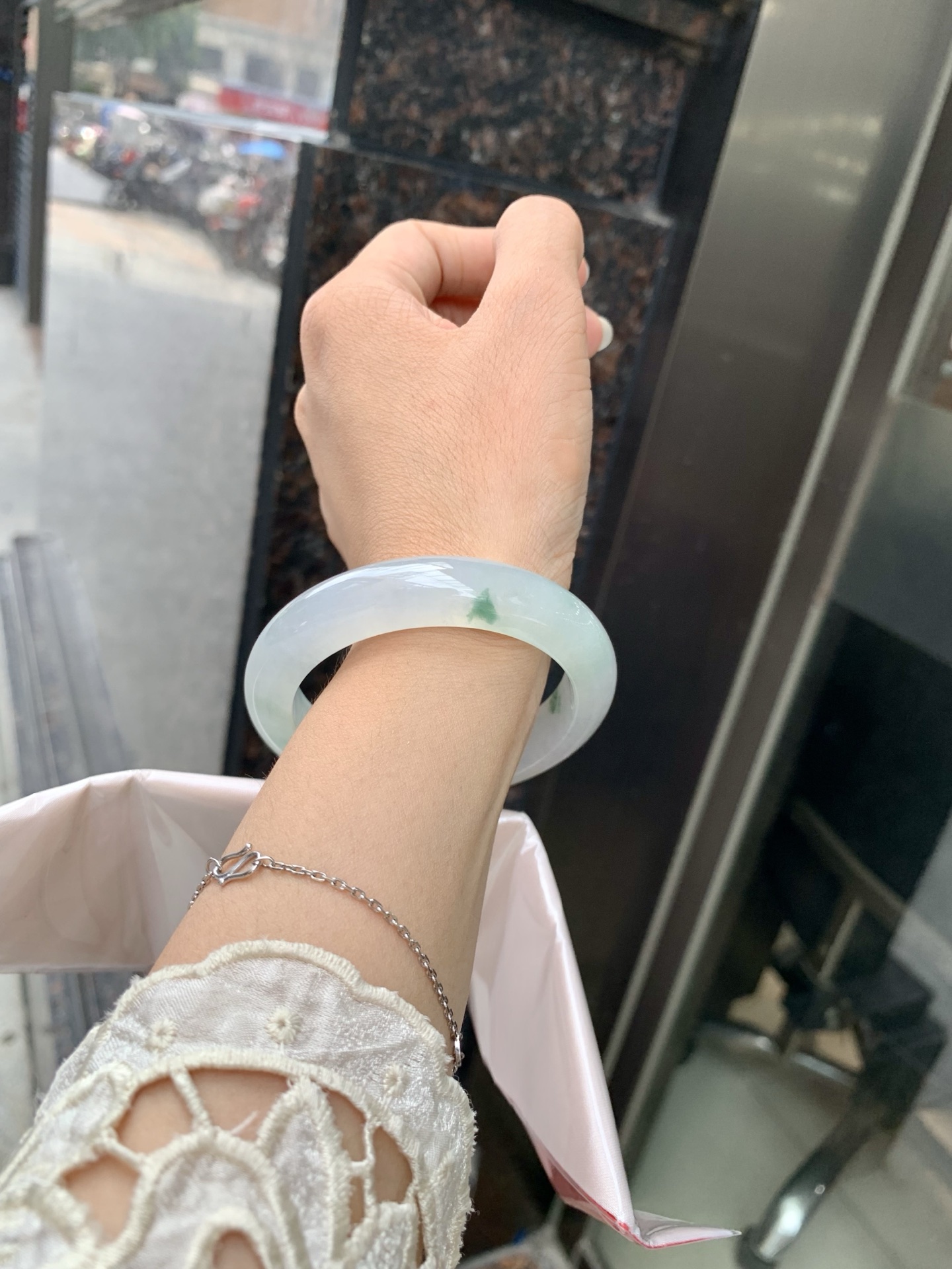 冰飘绿花正圈 51.2-7.9-11.4 0717-N1220 打灯棉线，底妆胶润细腻，简约却充满灵气，几抹绿花点缀，清新如芽，宛若自然的画卷凝结于腕间，静中带动，韵味悠长