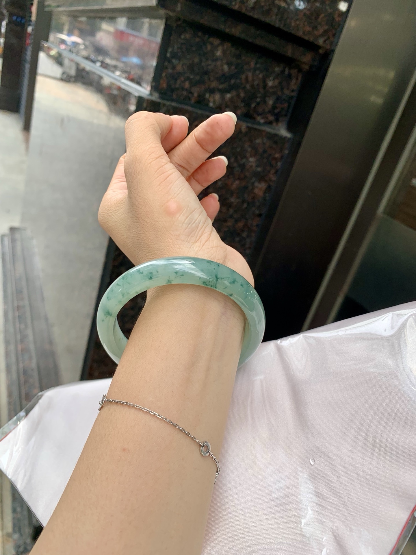 冰飘花正圈 59.8-7.3-12.7 0717-4A166 无裂，底妆胶润，冰底中开出了朵朵蓝花，飘花灵动飘逸，勾勒出一幅唯美诗意的山水意境画，古典优雅又秀气