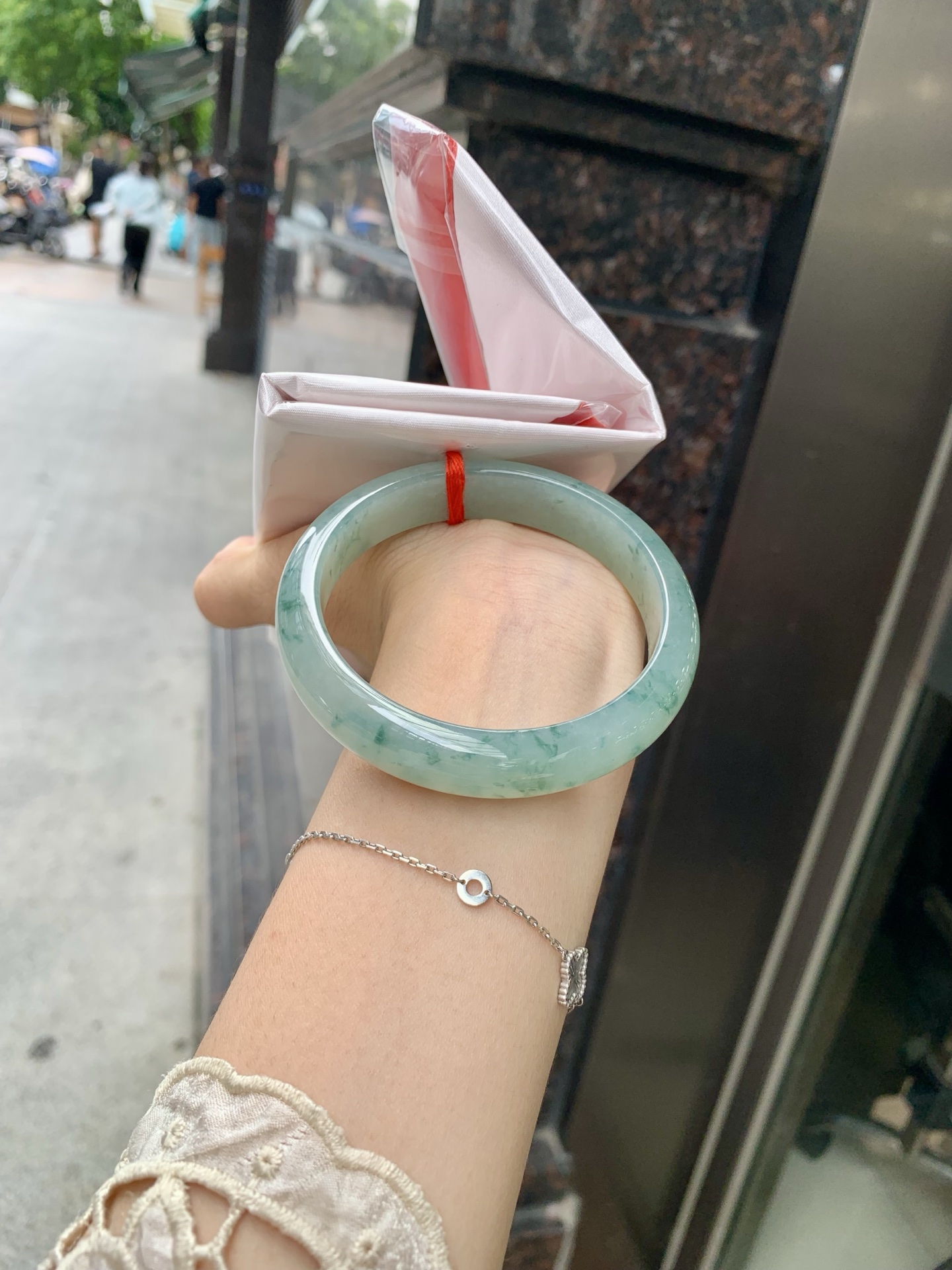 冰飘花正圈 59.8-7.3-12.7 0717-4A166 无裂，底妆胶润，冰底中开出了朵朵蓝花，飘花灵动飘逸，勾勒出一幅唯美诗意的山水意境画，古典优雅又秀气