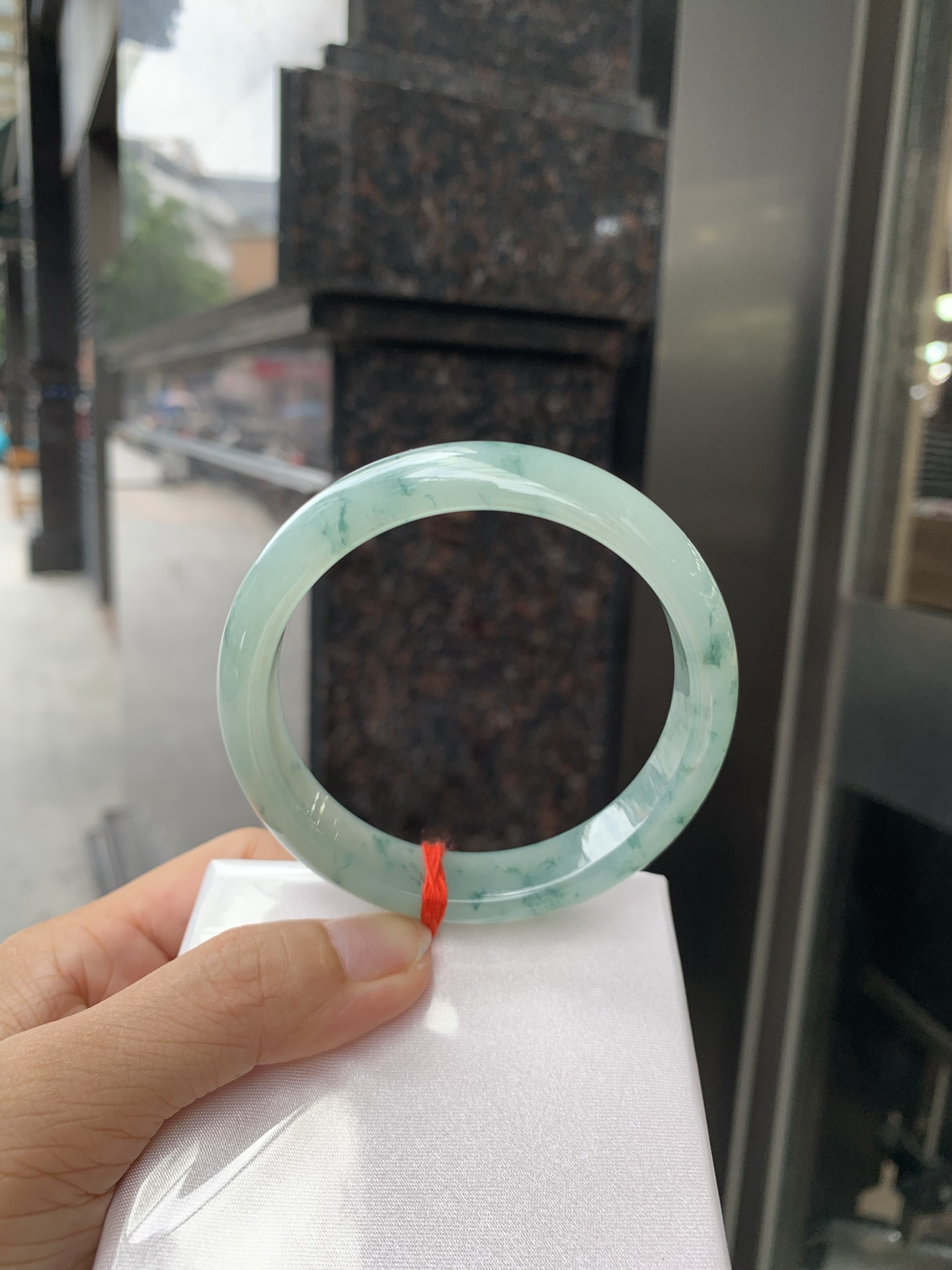 冰飘花正圈 59.8-7.3-12.7 0717-4A166 无裂，底妆胶润，冰底中开出了朵朵蓝花，飘花灵动飘逸，勾勒出一幅唯美诗意的山水意境画，古典优雅又秀气