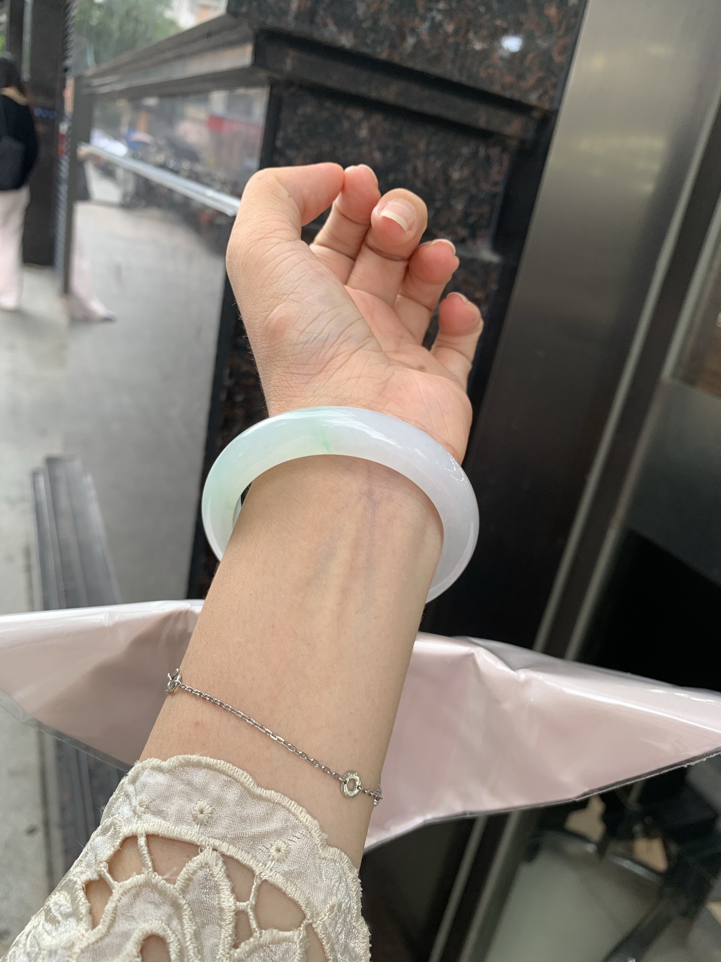白底青正圈 54-8.4-11.7 0717-N1222 打灯细纹，不影响，底妆白净水润，阳绿花点缀，镯色生香，腕间之美，水润中透着灵气，仙气缭绕，温婉可人，举手投足间皆是美好