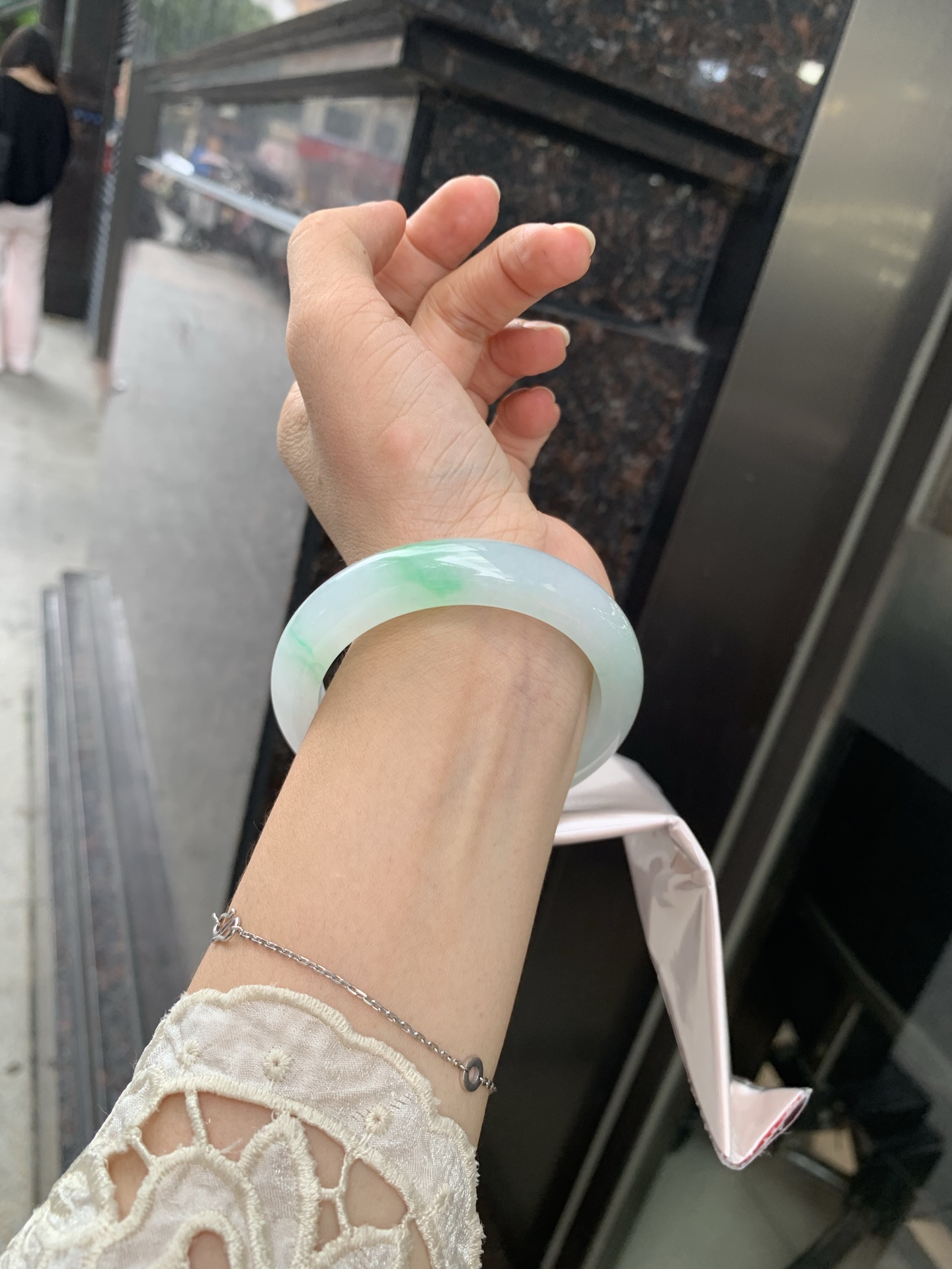 白底青正圈 54-8.4-11.7 0717-N1222 打灯细纹，不影响，底妆白净水润，阳绿花点缀，镯色生香，腕间之美，水润中透着灵气，仙气缭绕，温婉可人，举手投足间皆是美好