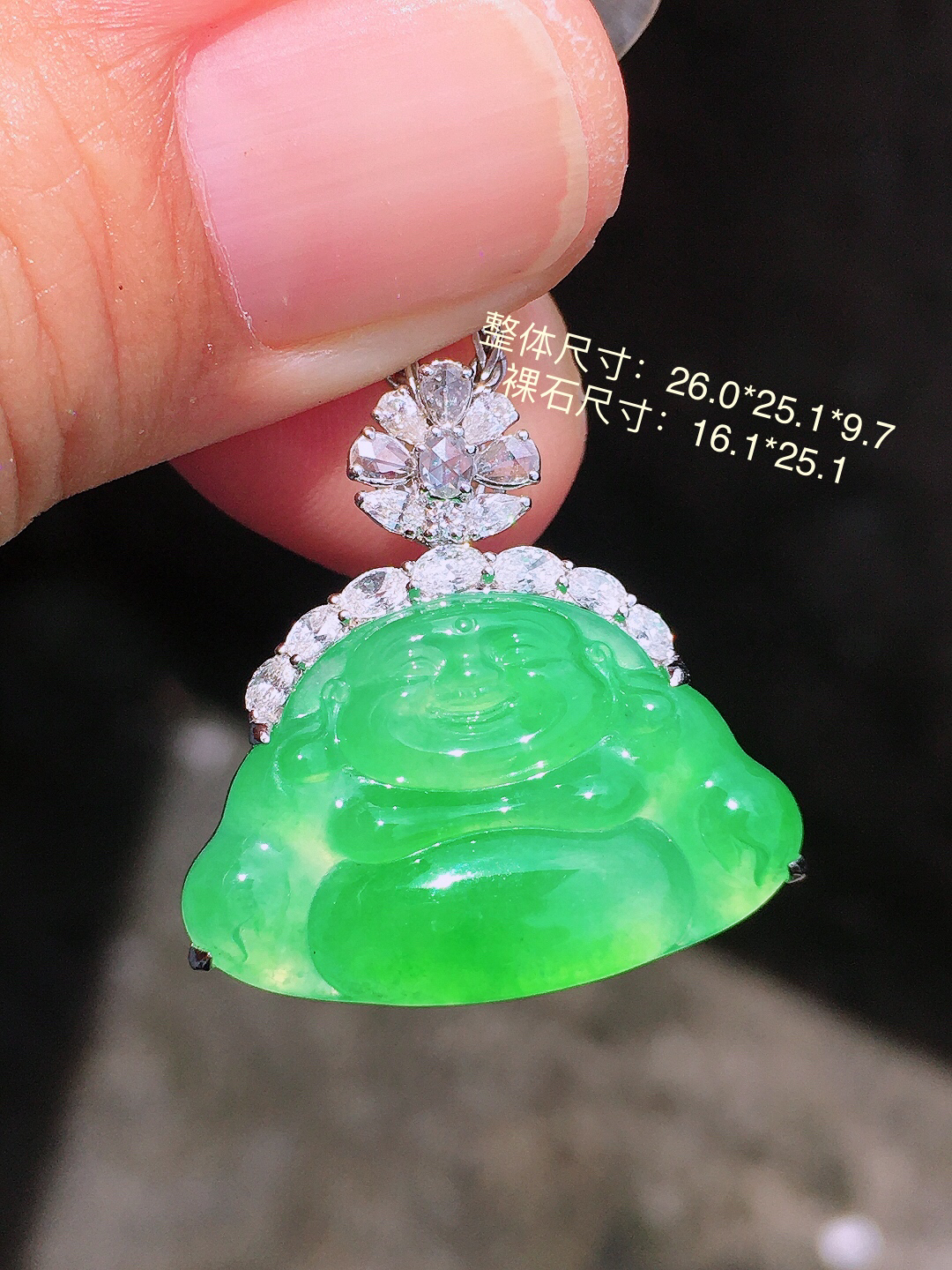 阳绿佛公吊坠，色泽均匀艳丽，玉质细腻，荧光感超
强，饱满圆润，简单大方，尽显优雅气质，18k
金豪华镶嵌