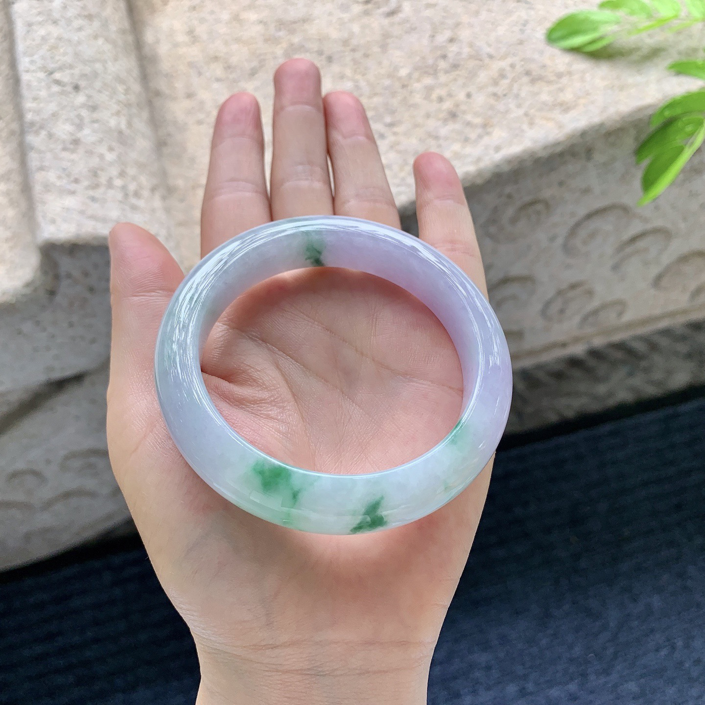 正圈58 59
【圈口】58/12.4/9.1
【描述】糯冰椿彩，水润，种老，细腻，无纹裂！