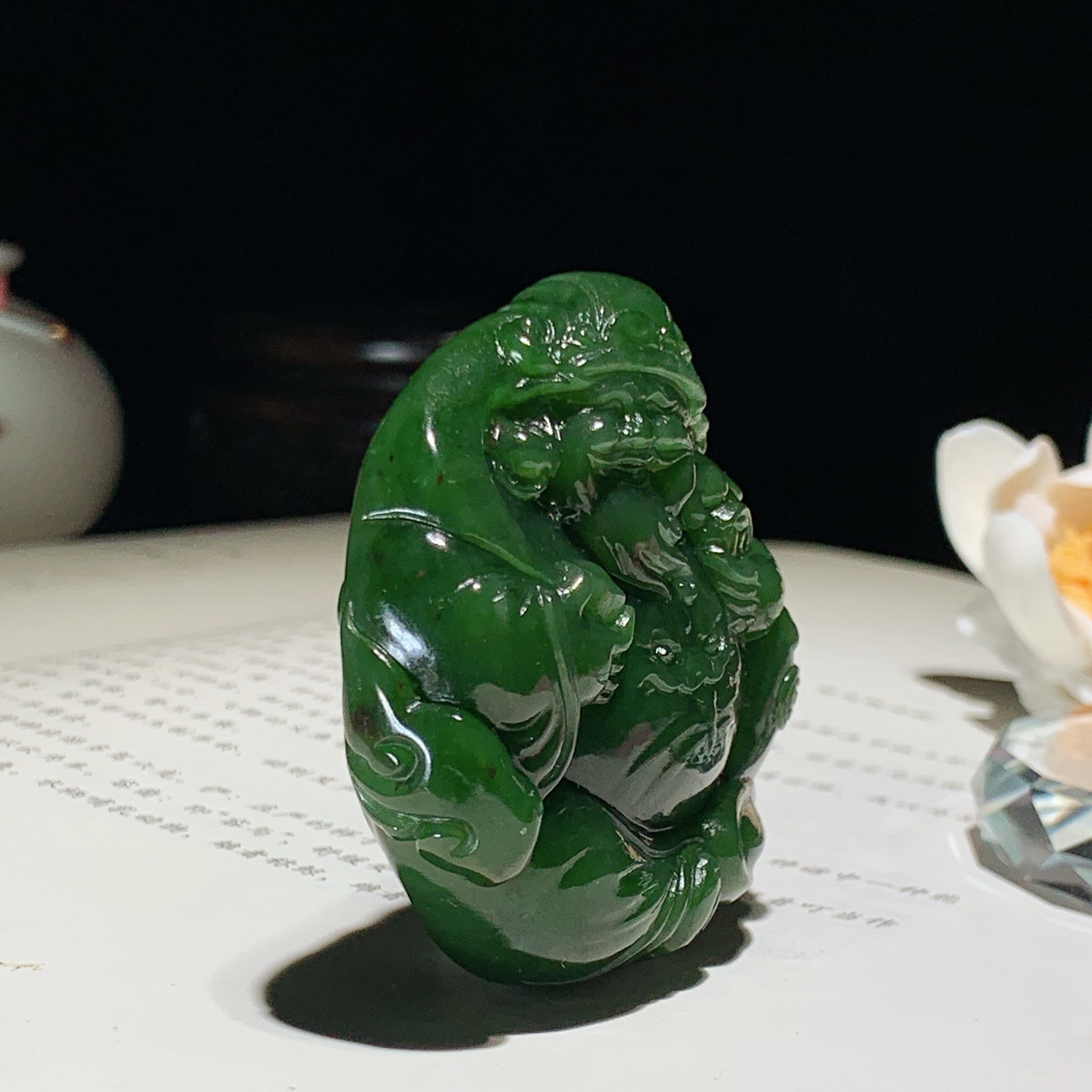 和田玉七号矿红皮料菠菜绿俄罗斯碧玉财神爷挂件！尺寸53/52/17重84.8克 玉质细腻油润 底色纯净 脂粉好，品质好。lt260717
