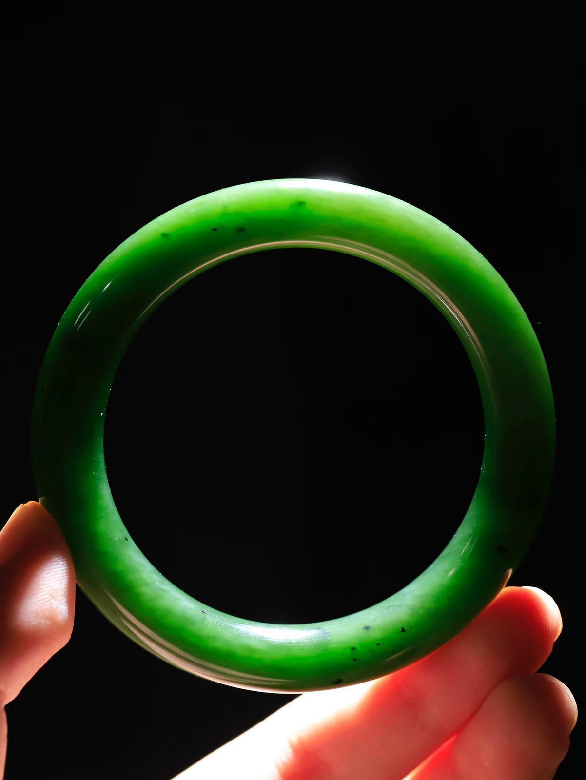 【碧色荡漾·手镯】

精品️和田玉碧玉圆条手镯，玉质细腻温润，手感舒适，️线条流畅，简约大气，美自天成，佩戴于腕间，婉约之美，举手投足间透出那份低调奢华，醉人心扉。重61.47克 内径圈口58mm尺寸11-10.9mm FDL-77701732