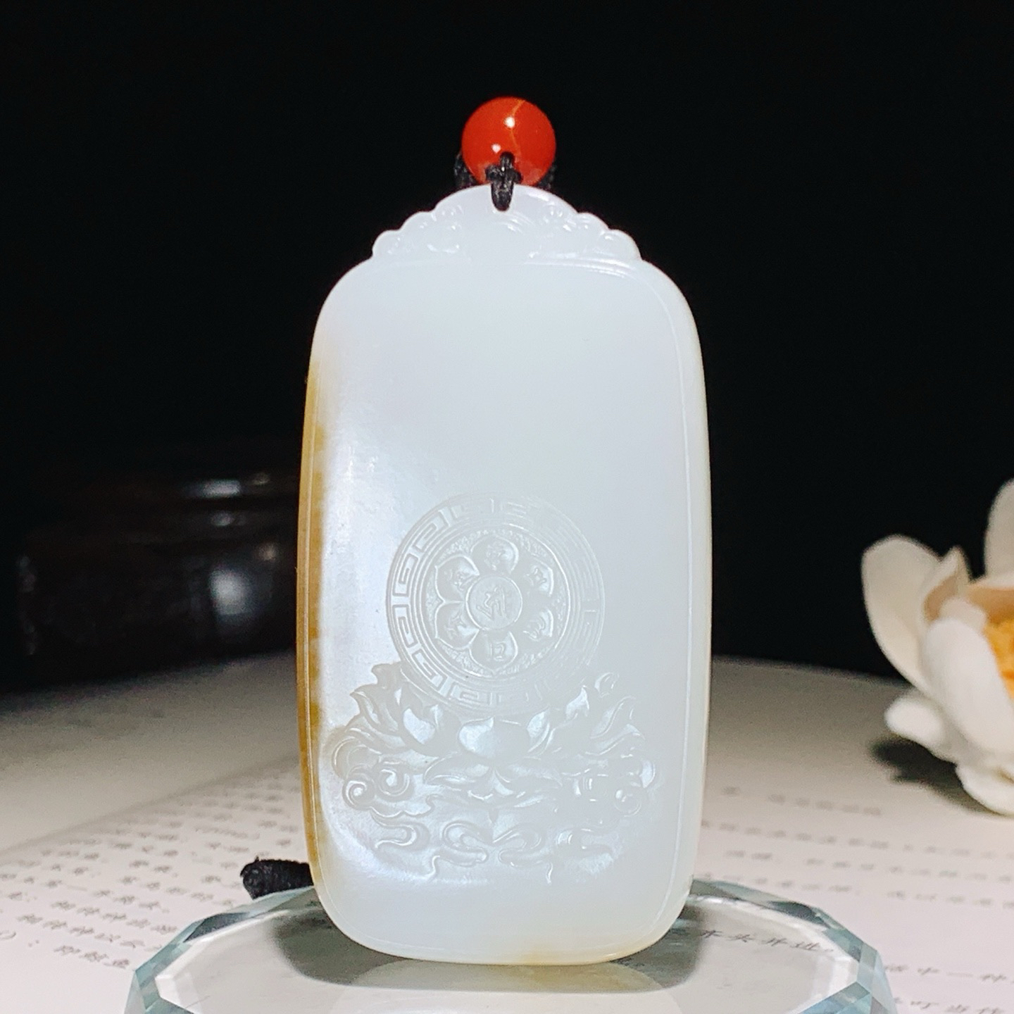 新疆和田玉且末糖千手观音挂件 尺寸67/36/12重67克，玉质细腻油润 底色纯净 脂粉好，品质好！lt260717
