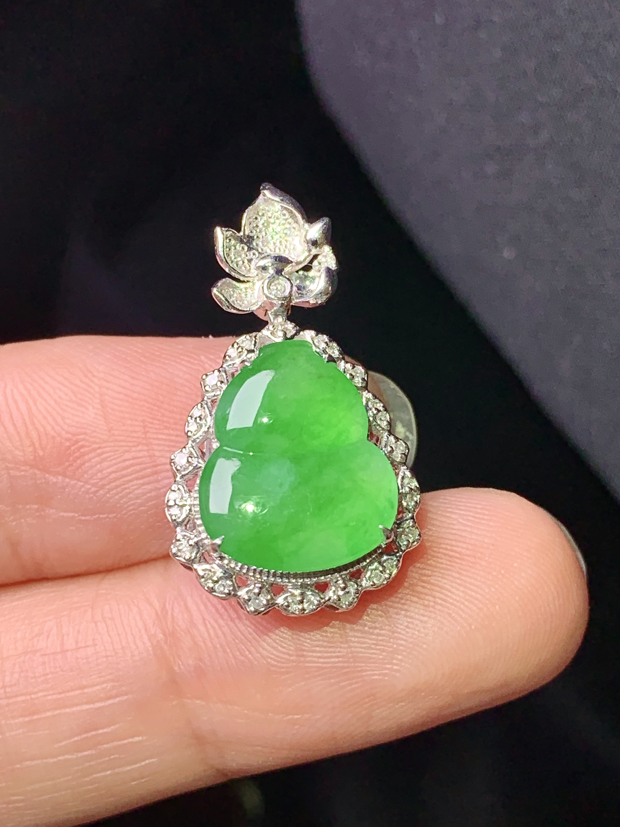 18k金钻镶嵌冰阳绿葫芦吊坠 玉质细腻 色泽艳丽清新 整体尺寸25*14.3*7.8 e5