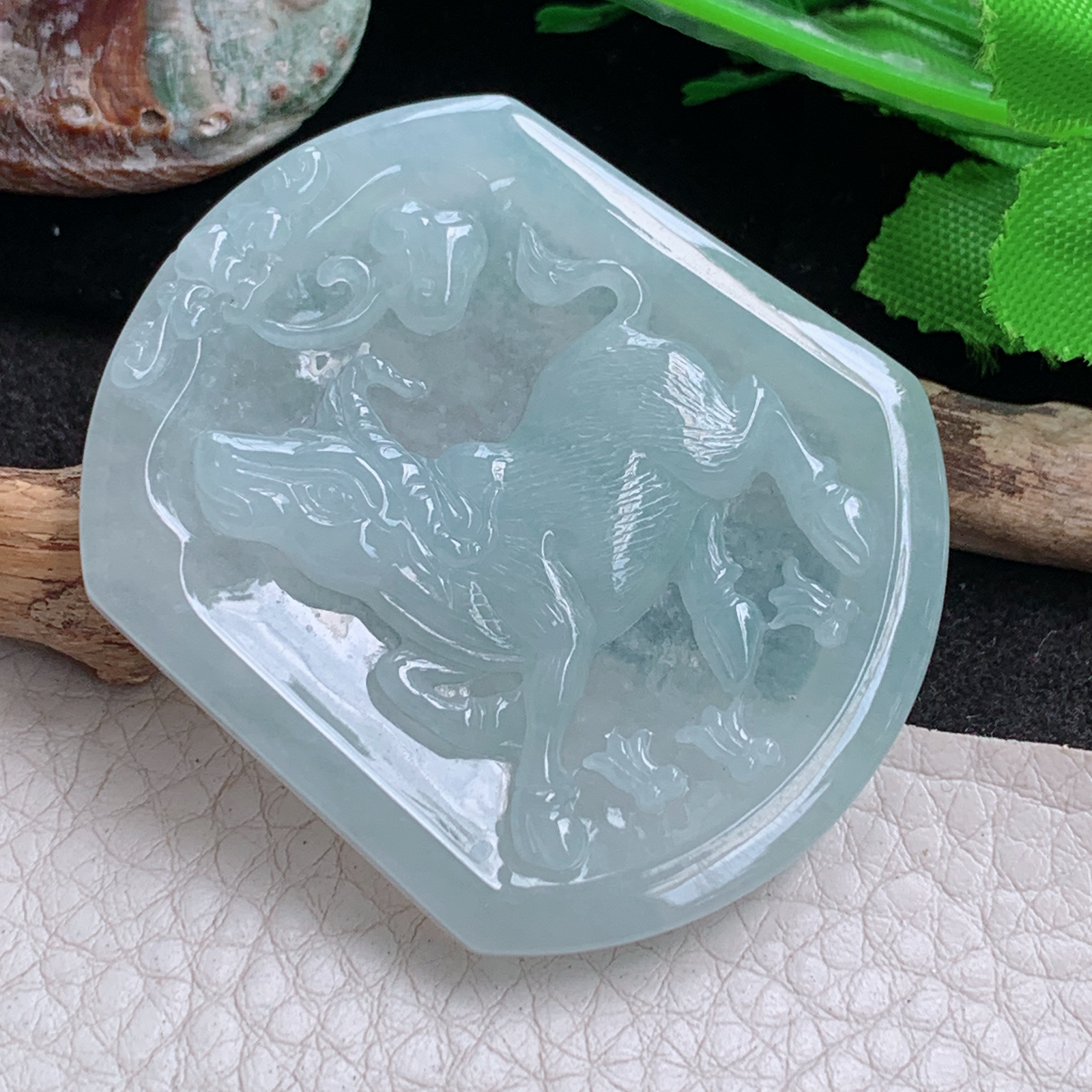 ktj实拍50*42.3*6缅甸翡翠a货精雕浅绿扭转乾坤 生肖牛玉吊坠