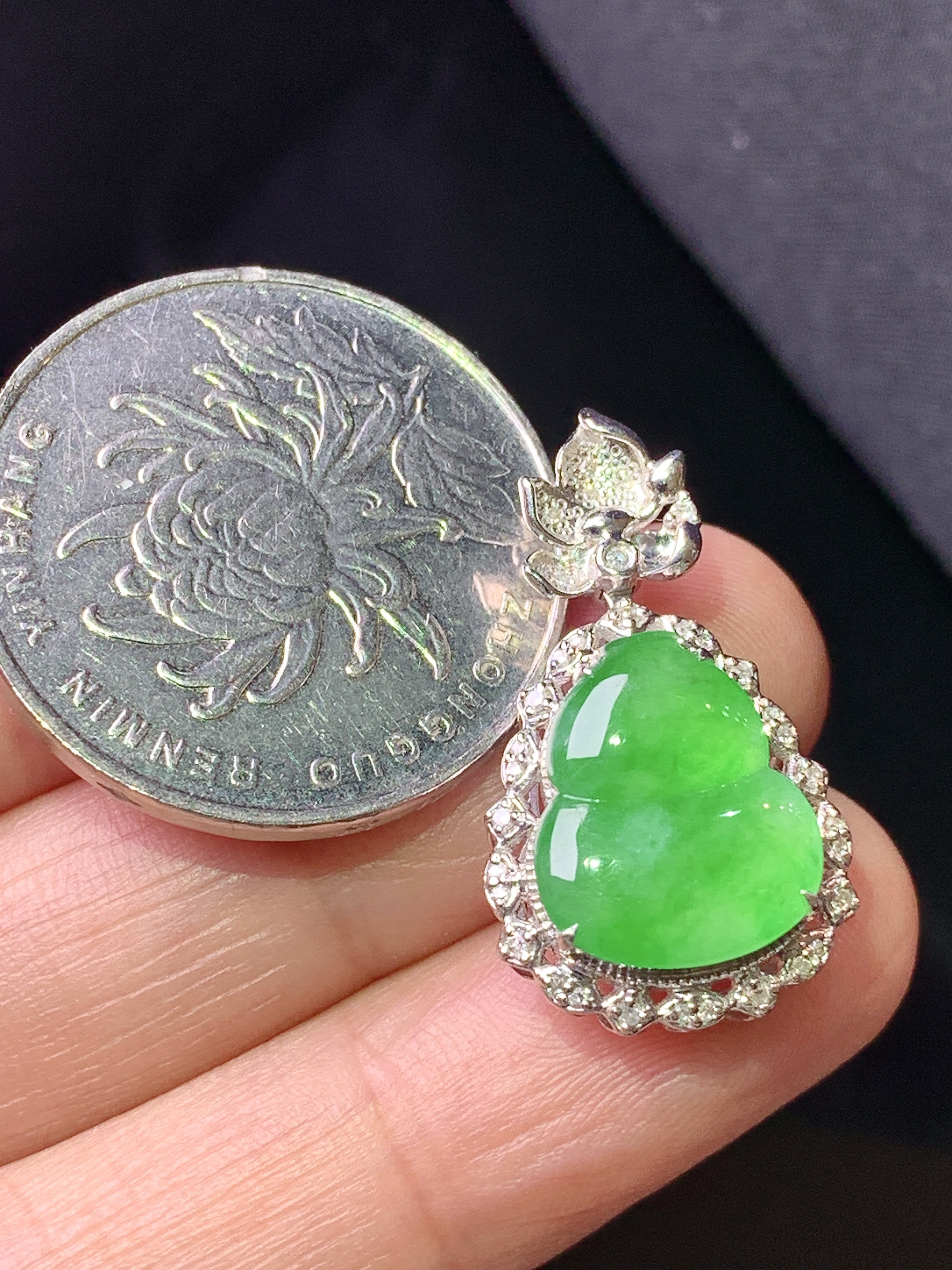 18k金钻镶嵌冰阳绿葫芦吊坠 玉质细腻 色泽艳丽清新 整体尺寸25*14.3*7.8 e5