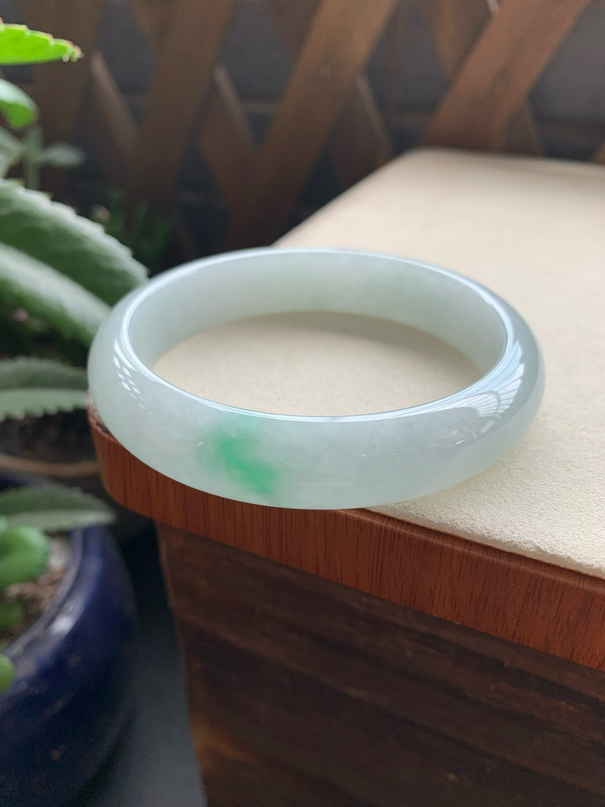 58.5圈口飘绿正圈手镯