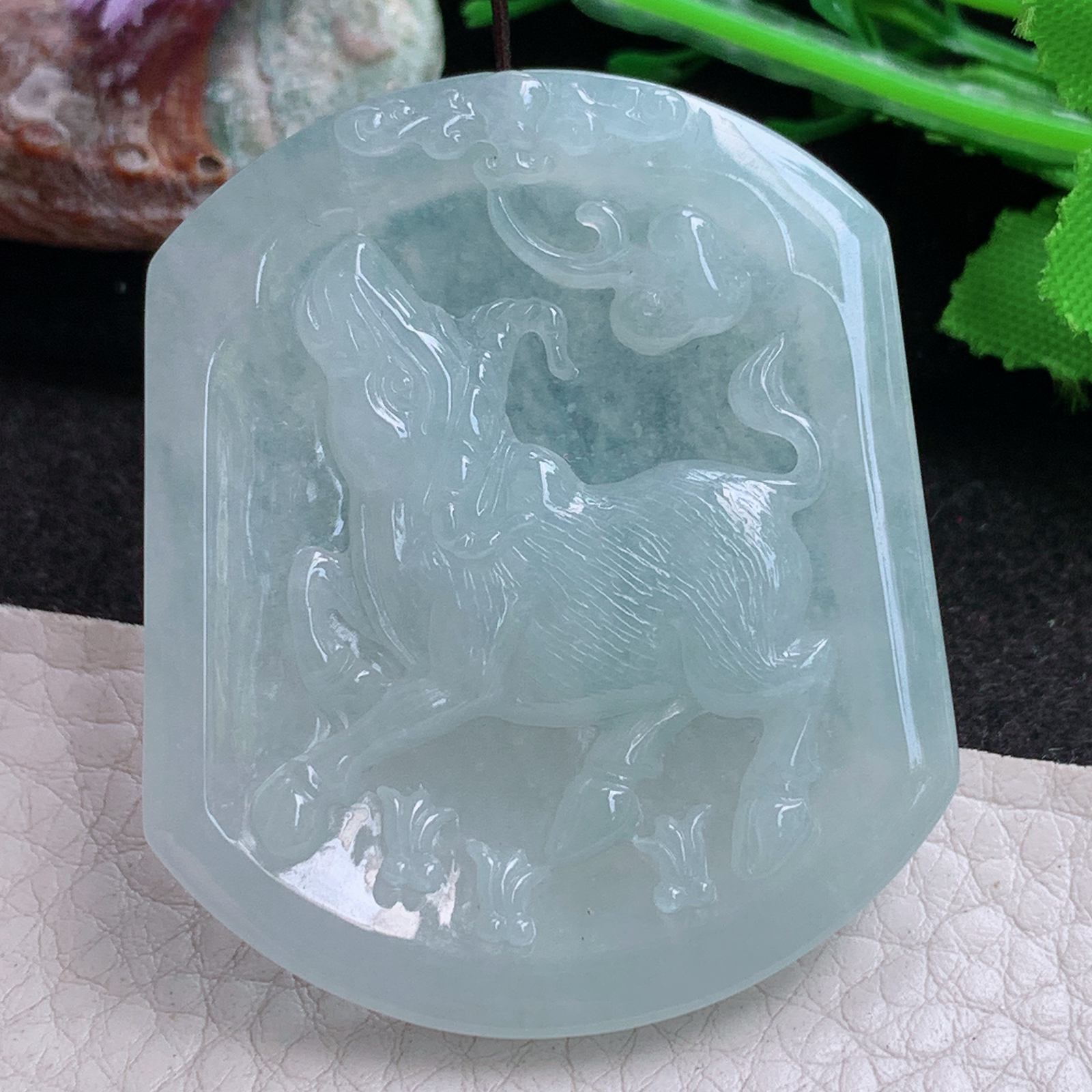 ktj实拍50*42.3*6缅甸翡翠a货精雕浅绿扭转乾坤 生肖牛玉吊坠