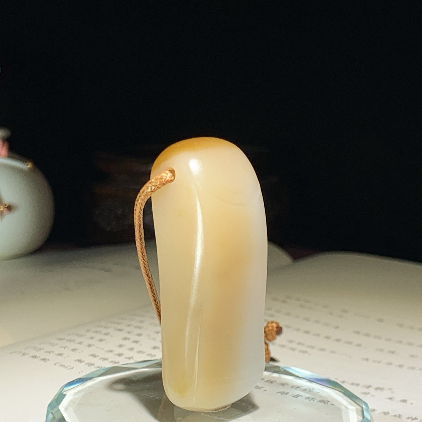 新疆和田玉且末糖随形挂件 尺寸54/22/16重39.5克，玉质细腻油润 底色纯净 脂粉好，品质好！