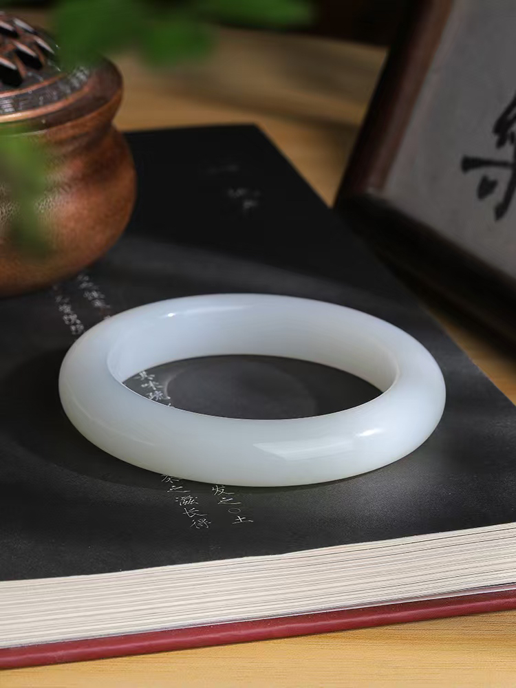 【柔情素语·手镯】

精品️和田玉白玉手镯，玉质细腻温润，手感舒适，️线条流畅，简约大气，美自天成，佩戴于腕间，婉约之美，举手投足间透出那份低调奢华，醉人心扉。重60.23克 内径圈口56.4mm  尺寸12.3-10mm
