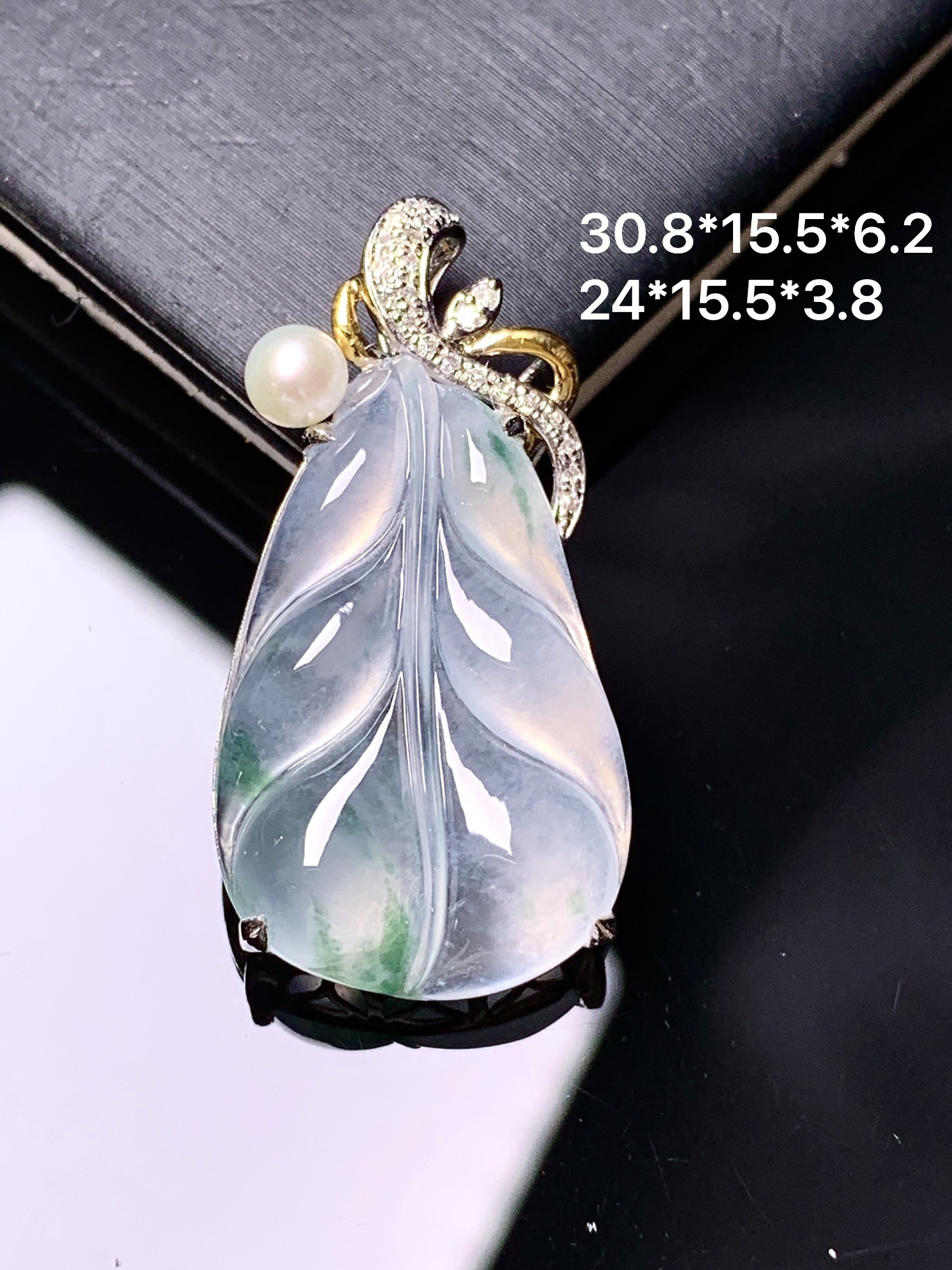 18k金钻镶嵌冰种树叶吊坠 玉质细腻 色泽艳丽清新 整体尺寸30.8*15.5*6.2 t1