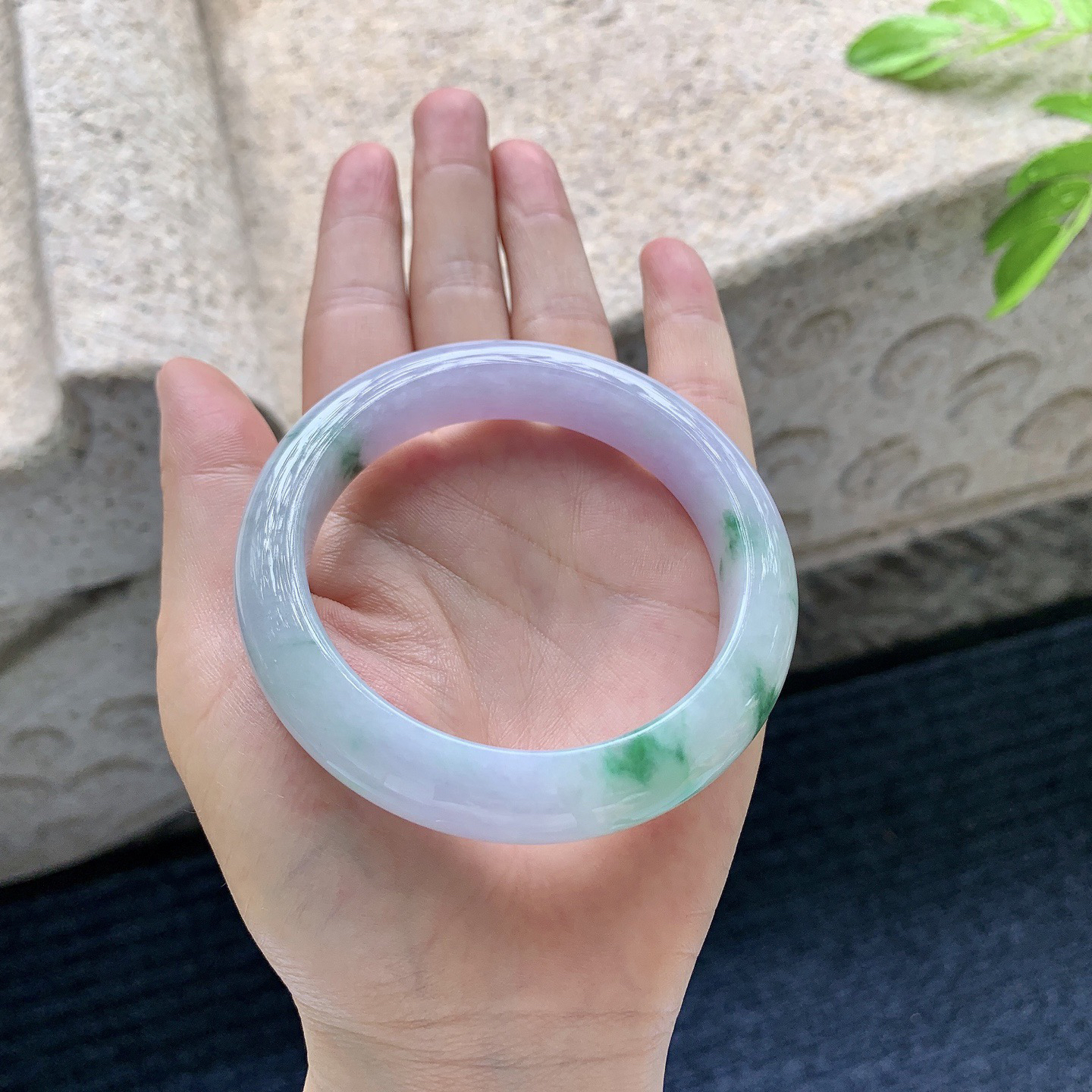 正圈58 59
【圈口】58/12.4/9.1
【描述】糯冰椿彩，水润，种老，细腻，无纹裂！