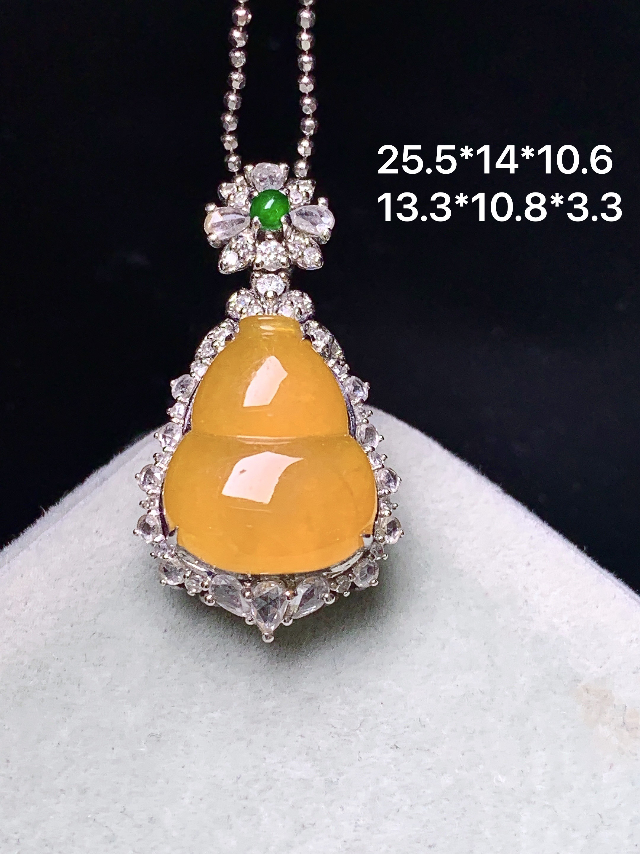 18k金钻镶嵌黄翡葫芦吊坠 玉质细腻 色泽艳丽清新 整体尺寸25.5*14*10.6 s2