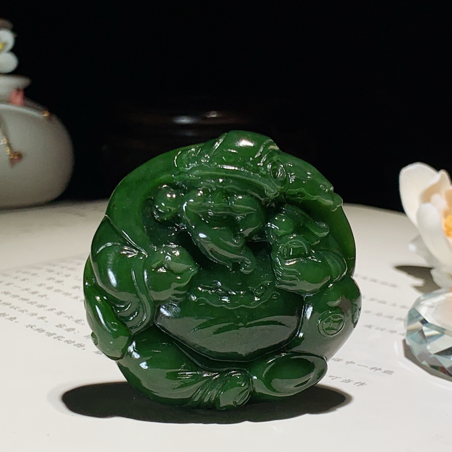 和田玉七号矿红皮料菠菜绿俄罗斯碧玉财神爷挂件！尺寸53/52/17重84.8克 玉质细腻油润 底色纯