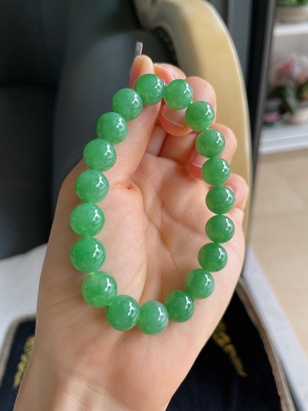 天然翡翠A货，冰满绿手串，尺寸：10mm。