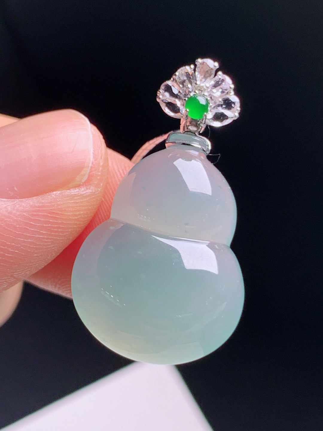 冰种葫芦吊坠，底色清透柔和起莹，器型圆润福气满满