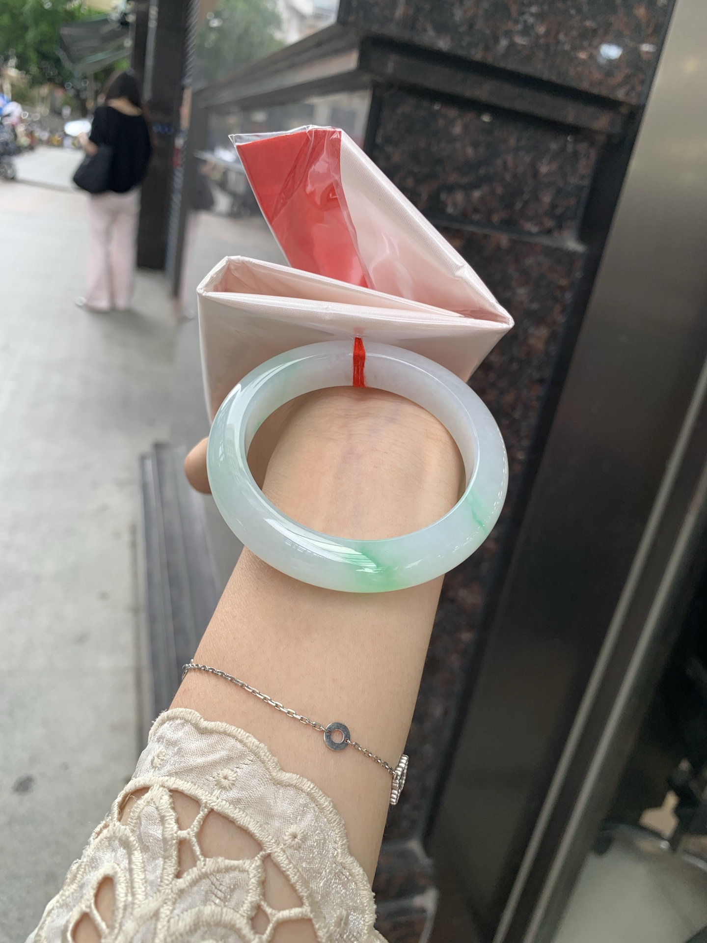 白底青正圈 54-8.4-11.7 0717-N1222 打灯细纹，不影响，底妆白净水润，阳绿花点缀，镯色生香，腕间之美，水润中透着灵气，仙气缭绕，温婉可人，举手投足间皆是美好