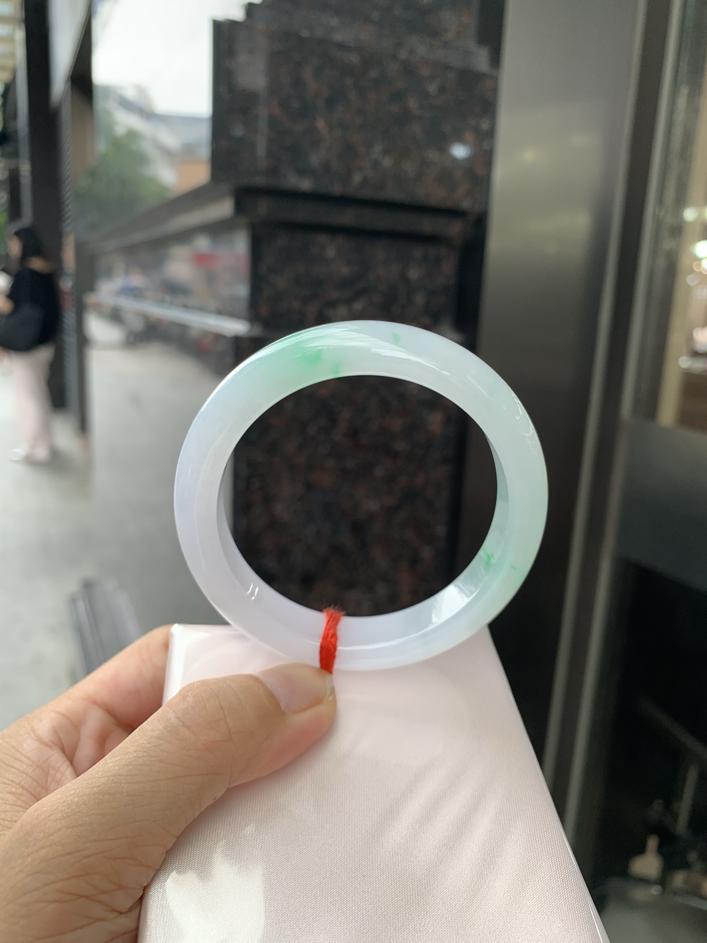 白底青正圈 56-8-11.6 0717-N1221 打灯细纹，不影响，底妆白净水润，阳绿花点缀，镯色生香，腕间之美，水润中透着灵气，仙气缭绕，温婉可人，举手投足间皆是美好