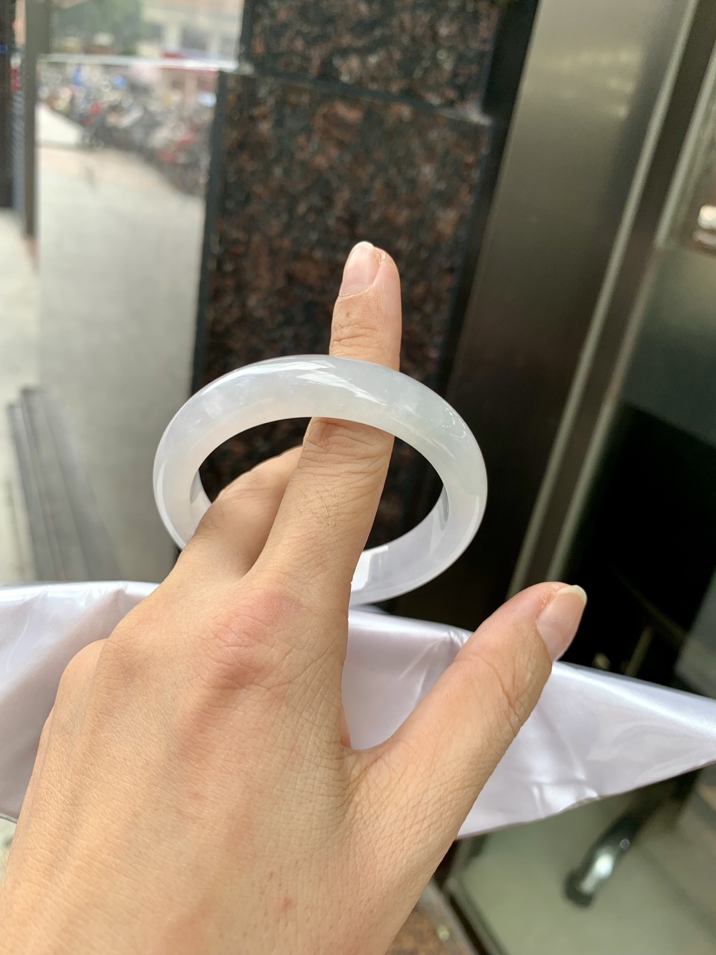白冰正圈 52.6-7.5-11.8 0717-N1218 打灯细纹，不影响，底妆冰润细腻，清爽耐看的白冰淡晴绿，底色均匀，夏季美好的冰凉感，时而绿时而蓝，随光线变化如梦如幻。