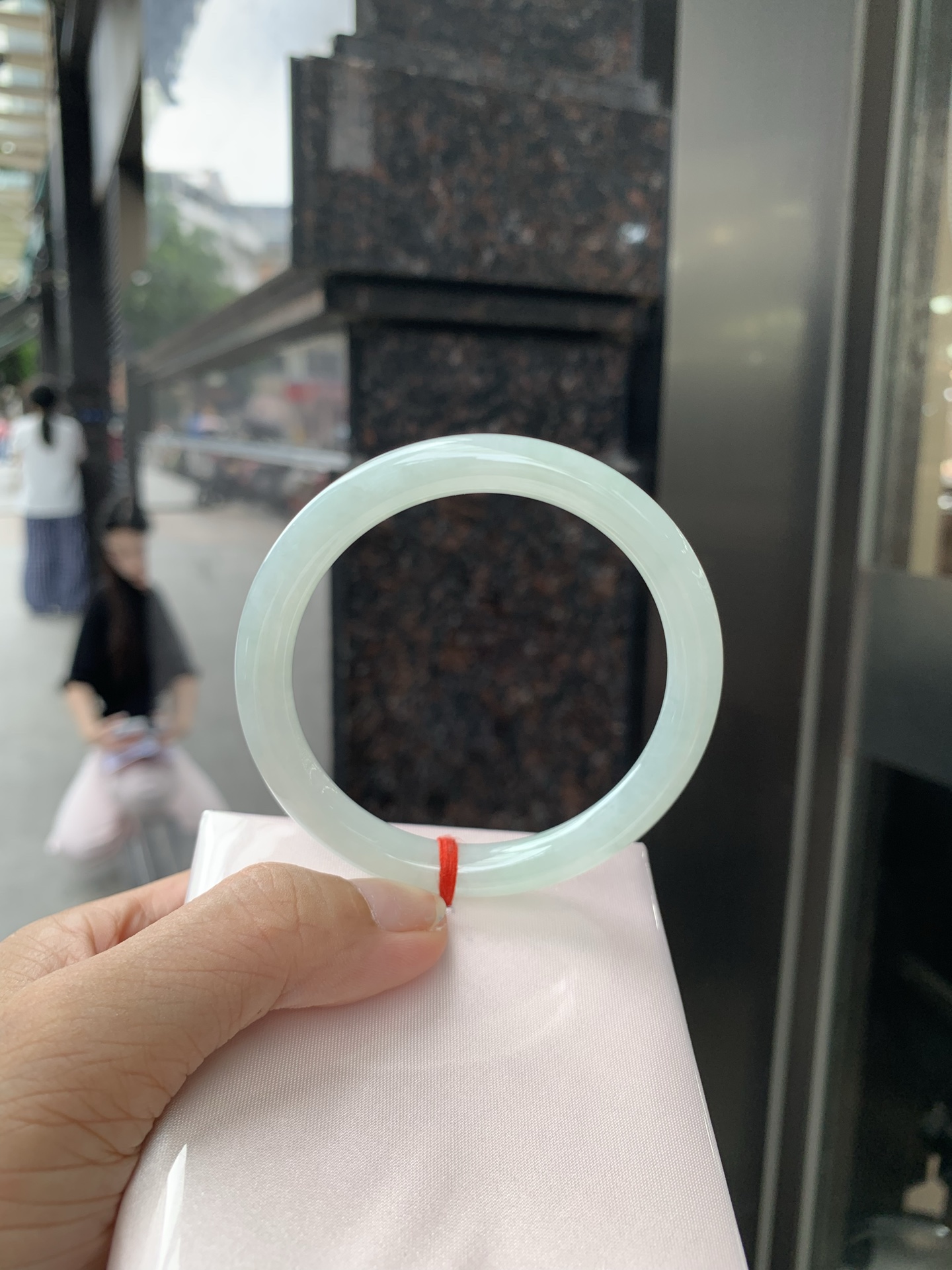 浅绿底圆条 56.8-7.5-7.4 0717-N1167 打灯细纹，不影响，底妆水润，满圈浅绿底色均匀分布，像初春嫩芽落入清泉，均匀柔和，抬眼就是一片宁静感